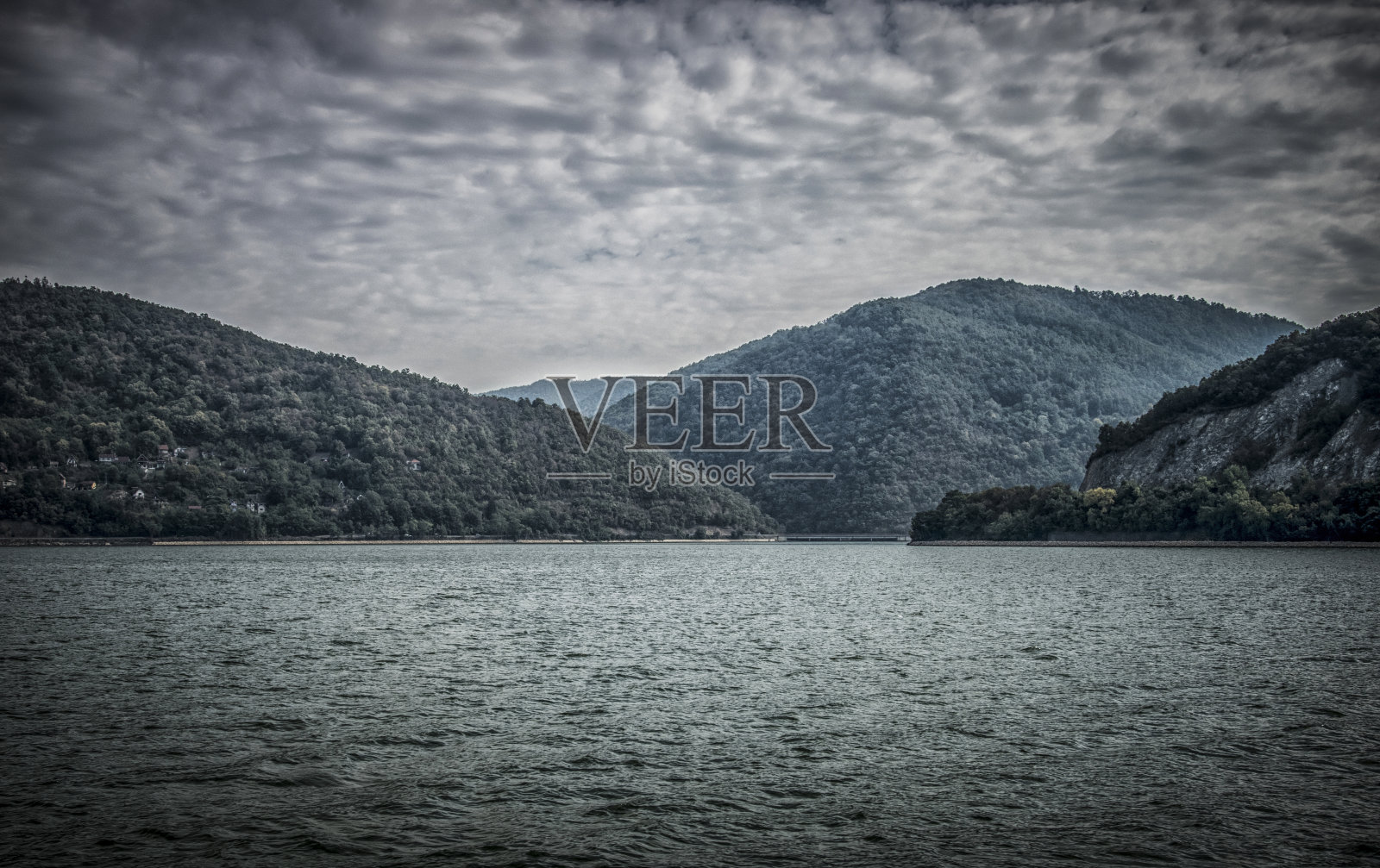 多瑙河在Djerdap峡谷照片摄影图片