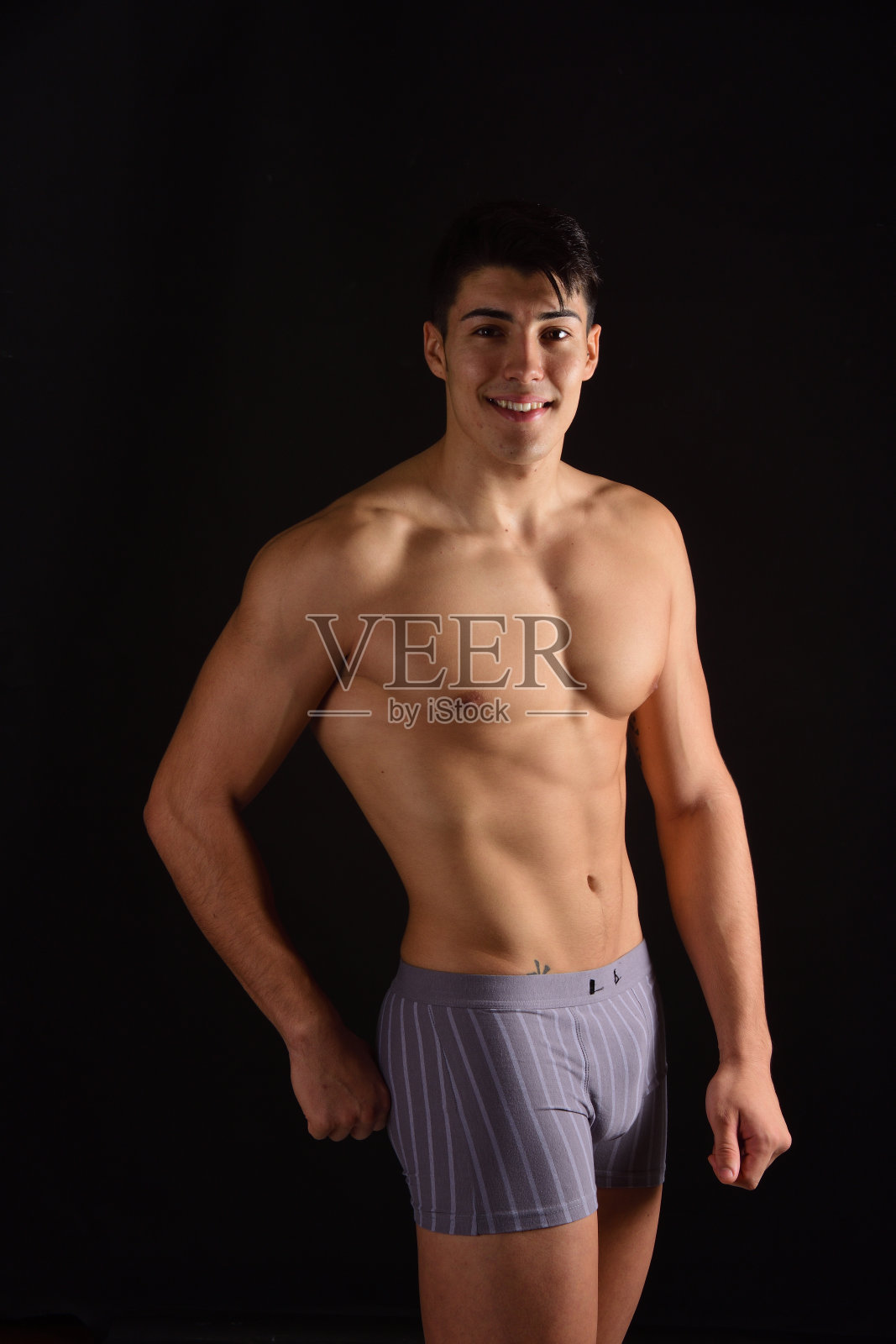 一个男人的肖像在黑色背景上照片摄影图片