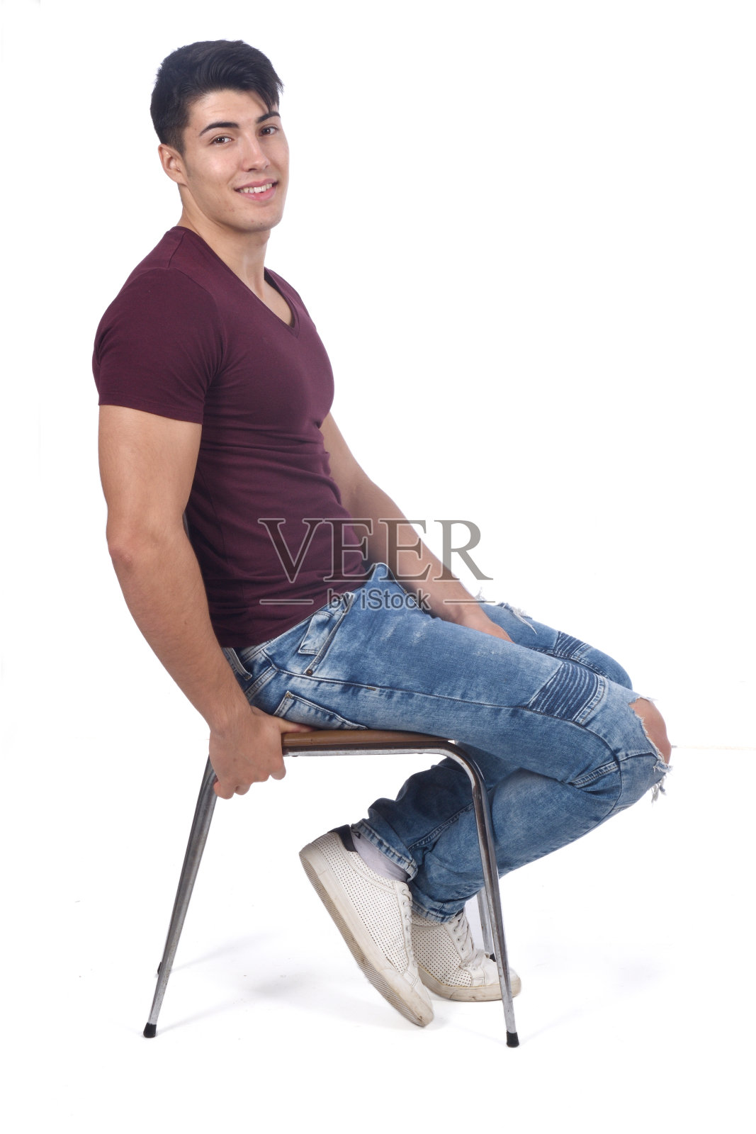 一个以黑色为背景的年轻人的肖像照片摄影图片