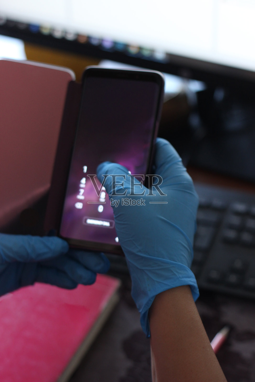 手持蓝色卫生手套的女人照片摄影图片