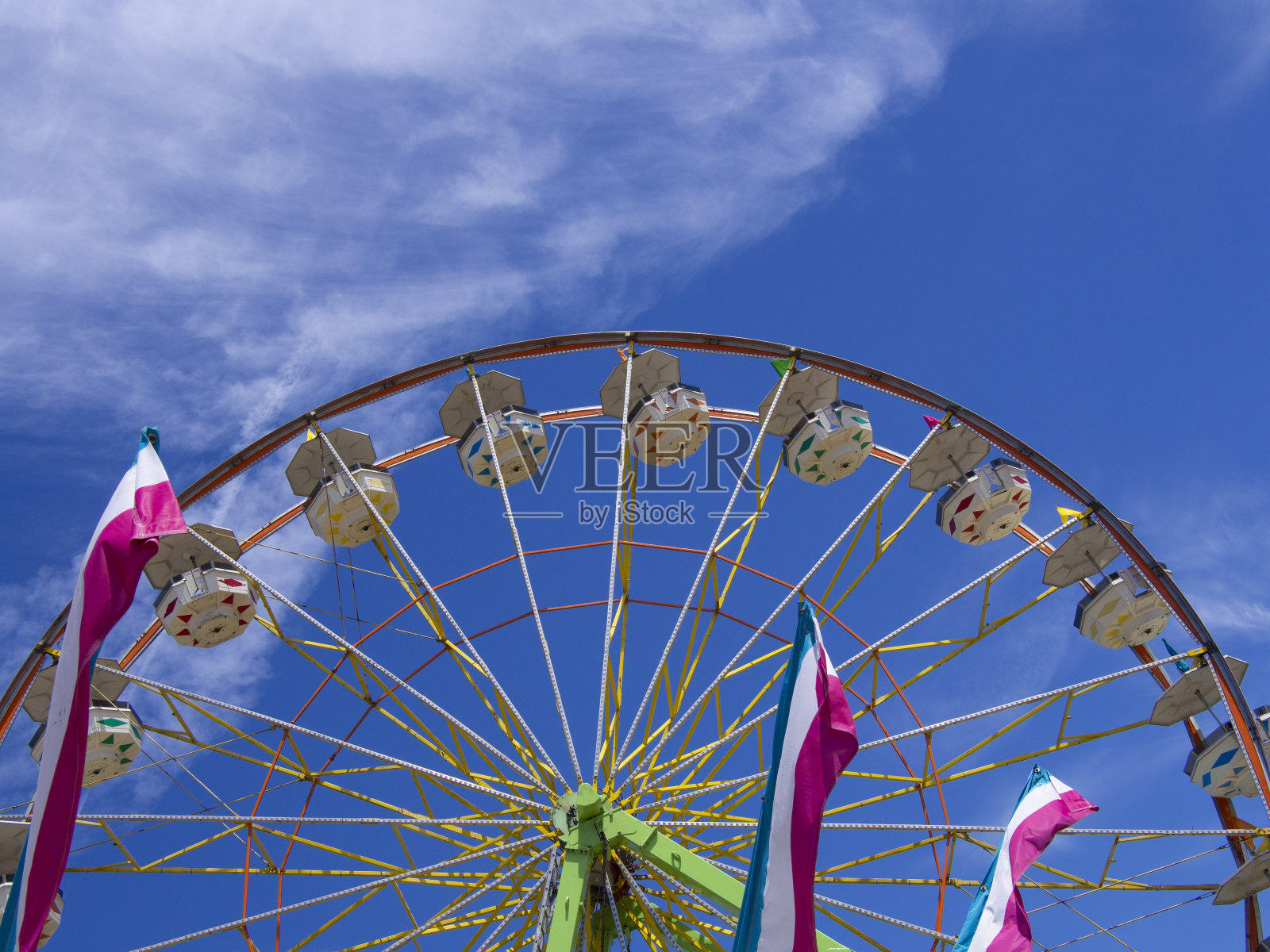 摩天轮和旗帜照片摄影图片