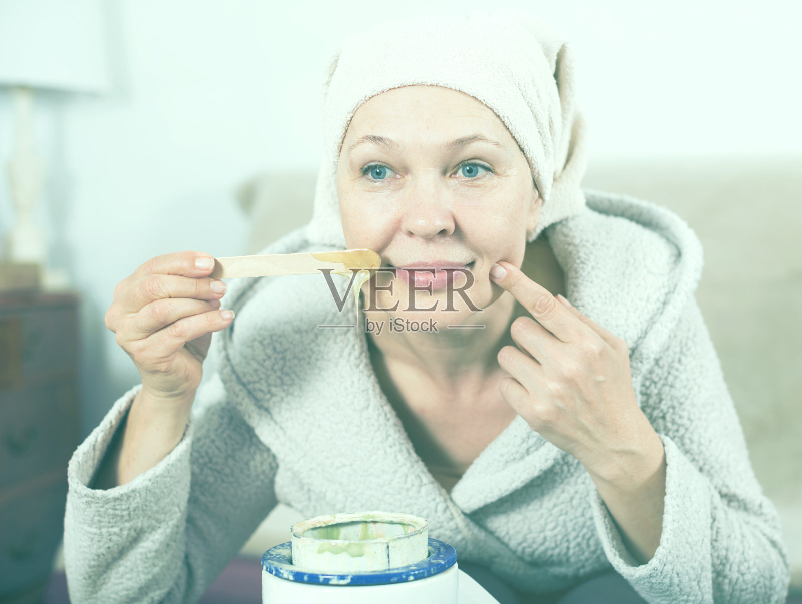 做脱毛手术的女人照片摄影图片