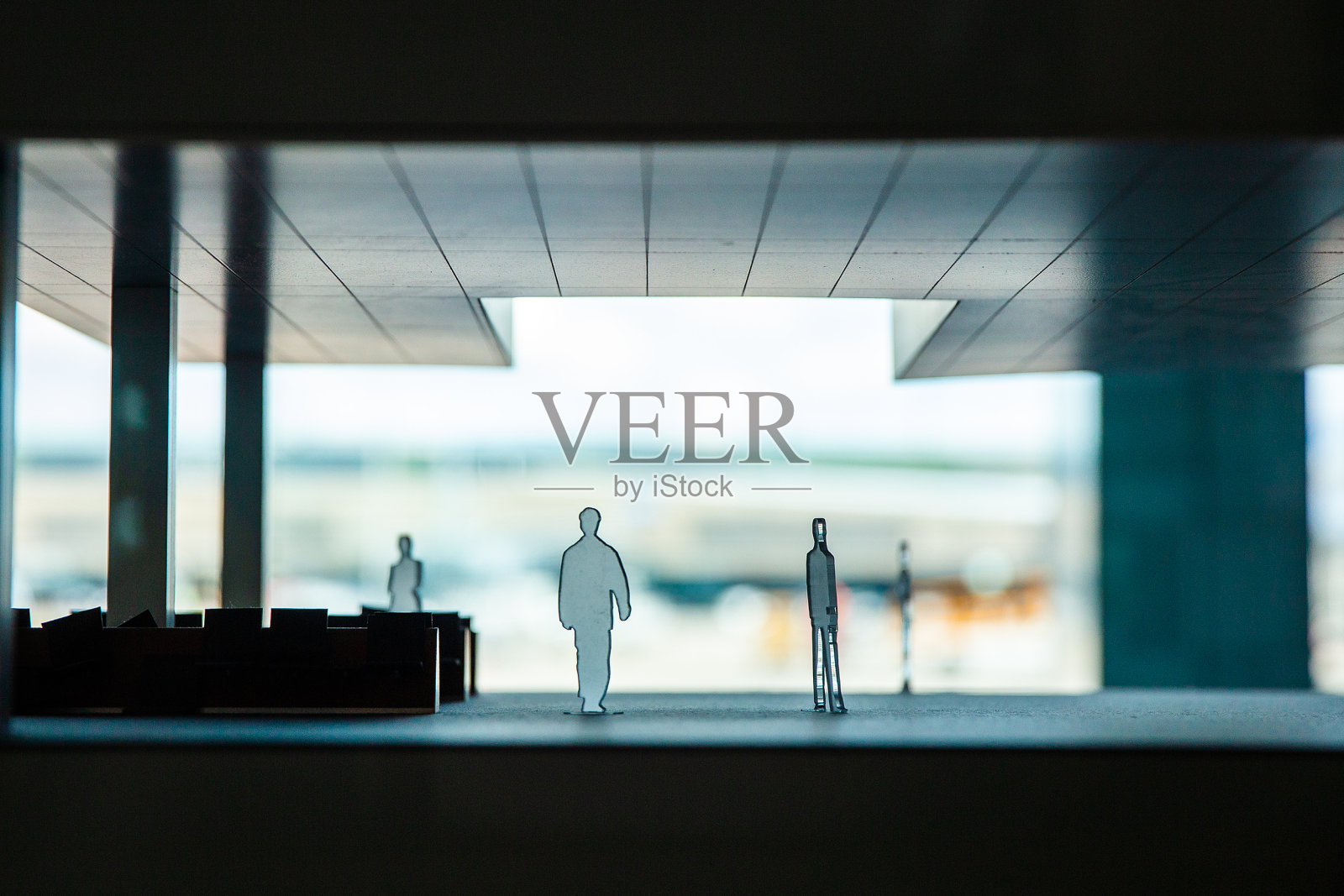 办公室里人们的小剪影。照片摄影图片