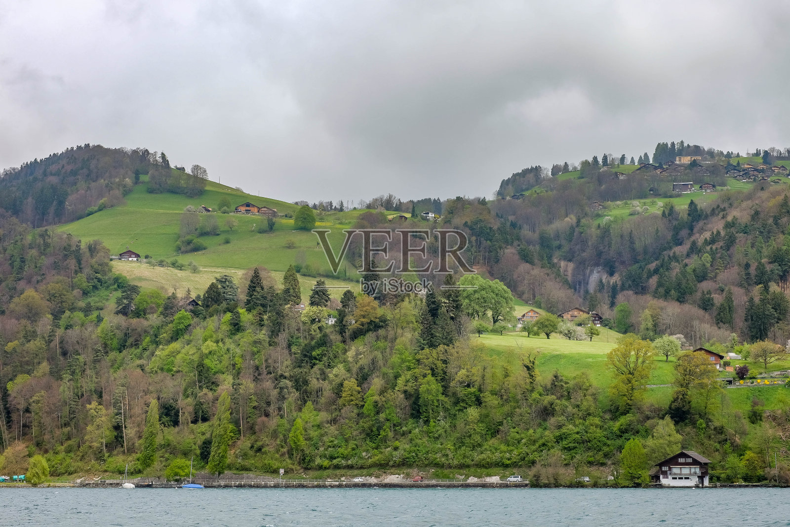 森林中的绿色村庄与美丽的左边和右边的森林在图恩，瑞士的阴影。照片摄影图片