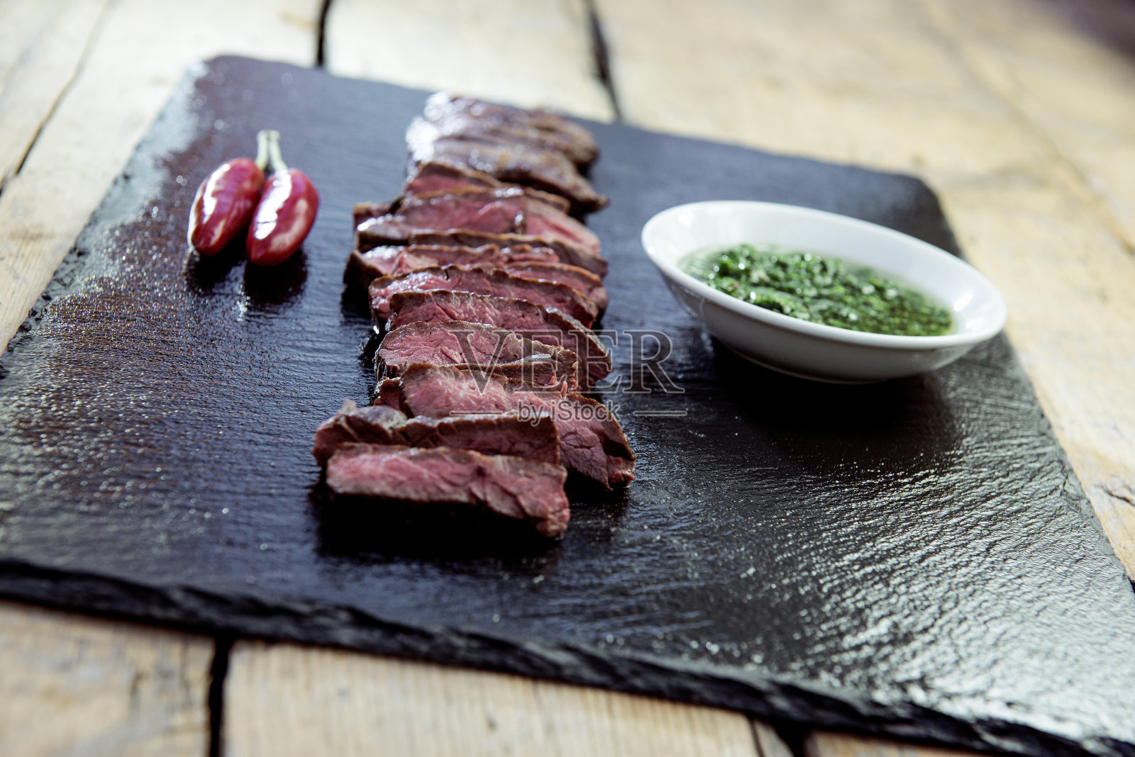 黑石盘配裙牛排、胡椒和意大利辣酱照片摄影图片