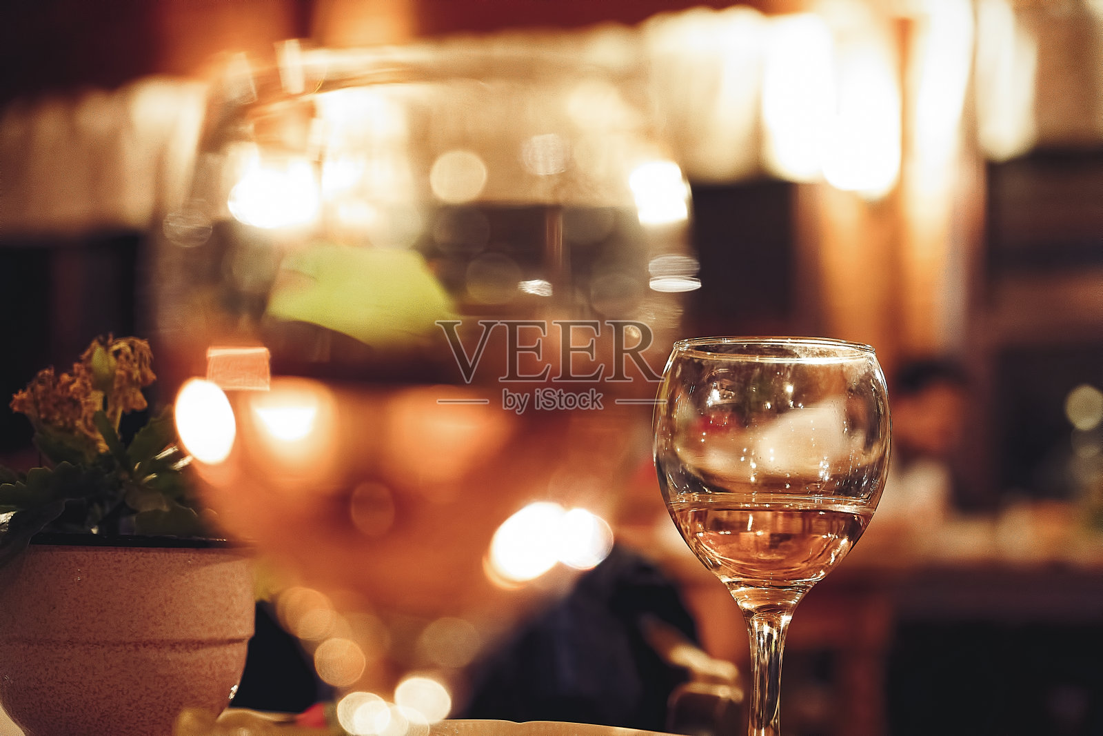 餐厅里的酒杯特写照片摄影图片