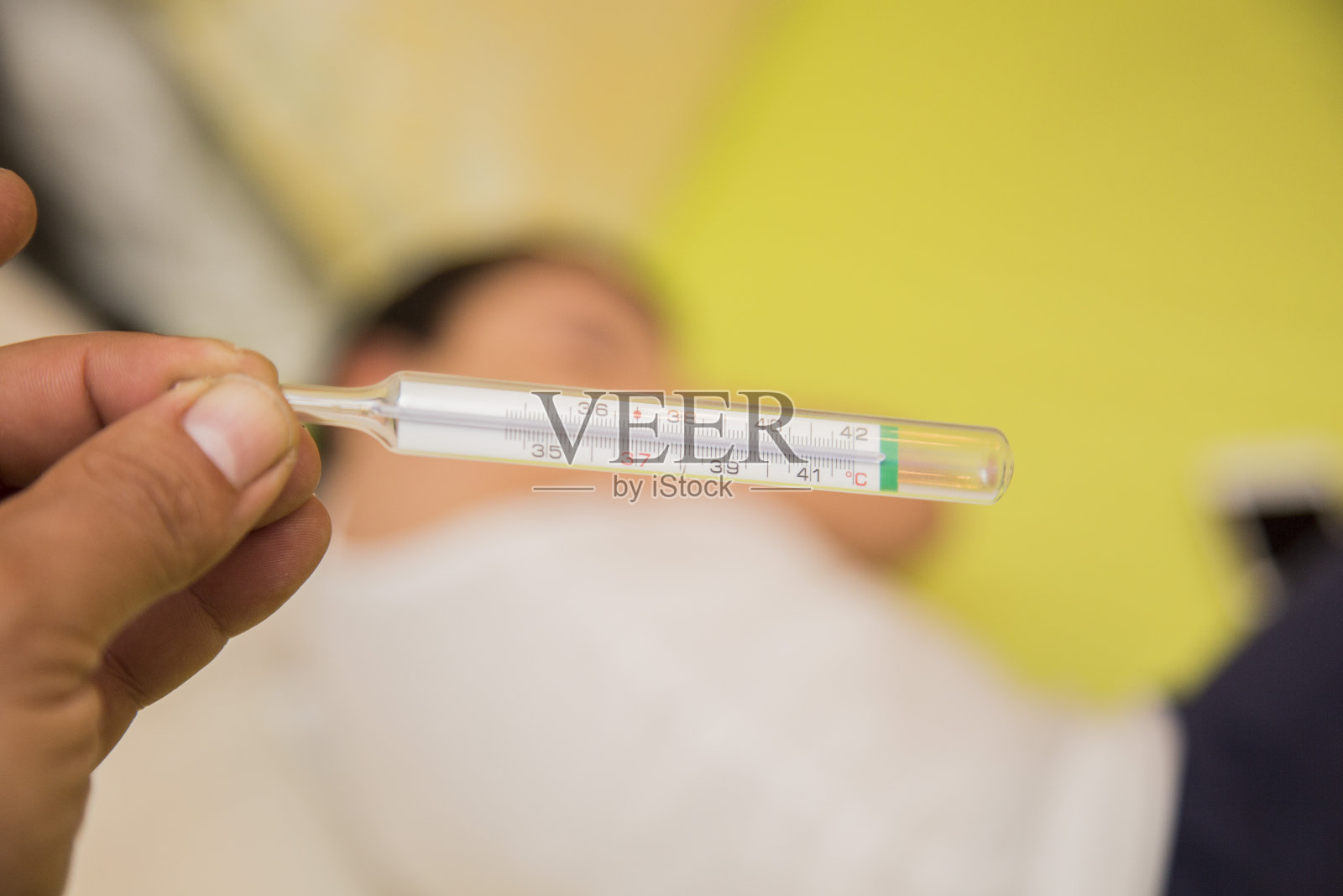 一只手拿着温度计看温度的水平图像细节照片摄影图片