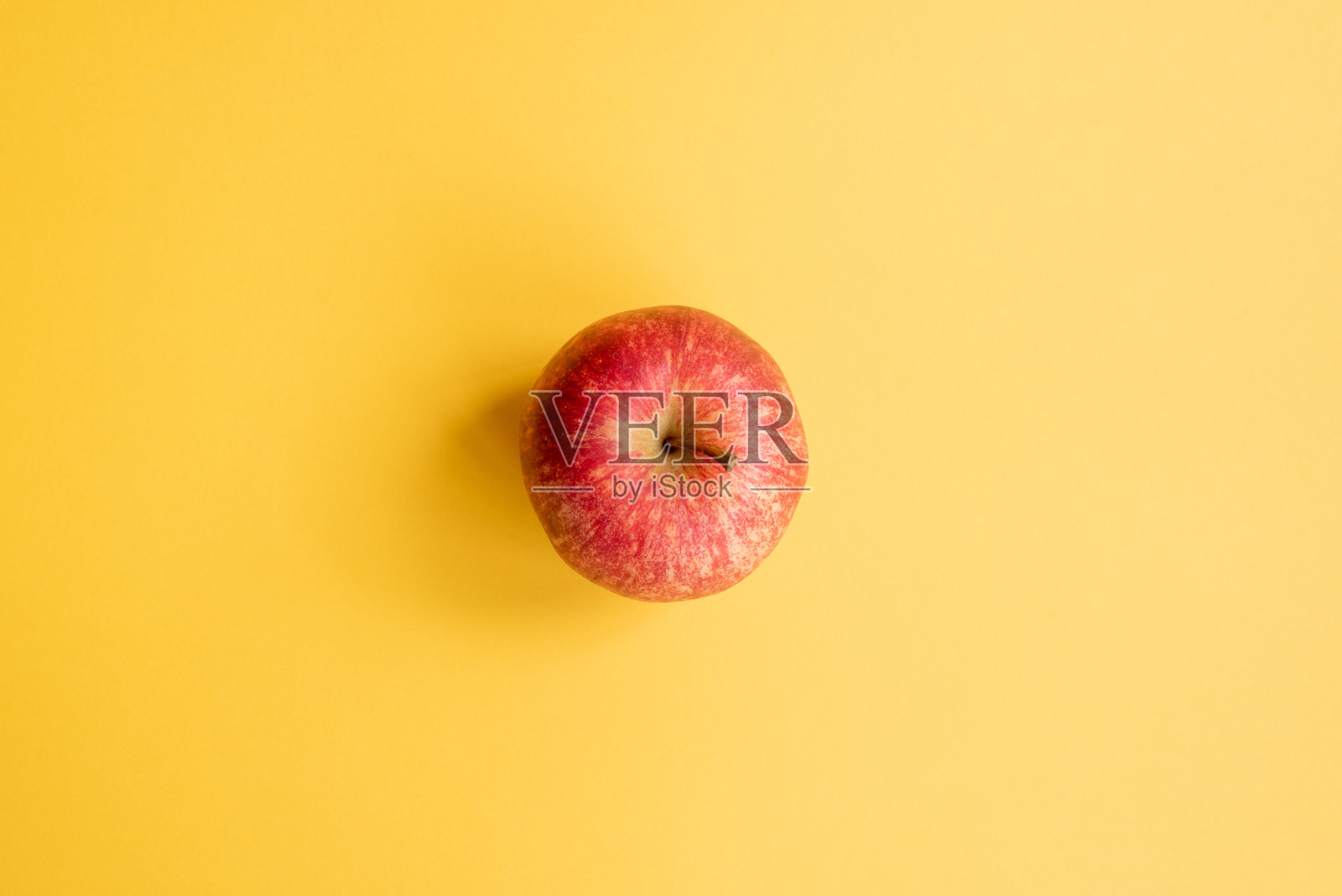 黄色背景上的红苹果照片摄影图片