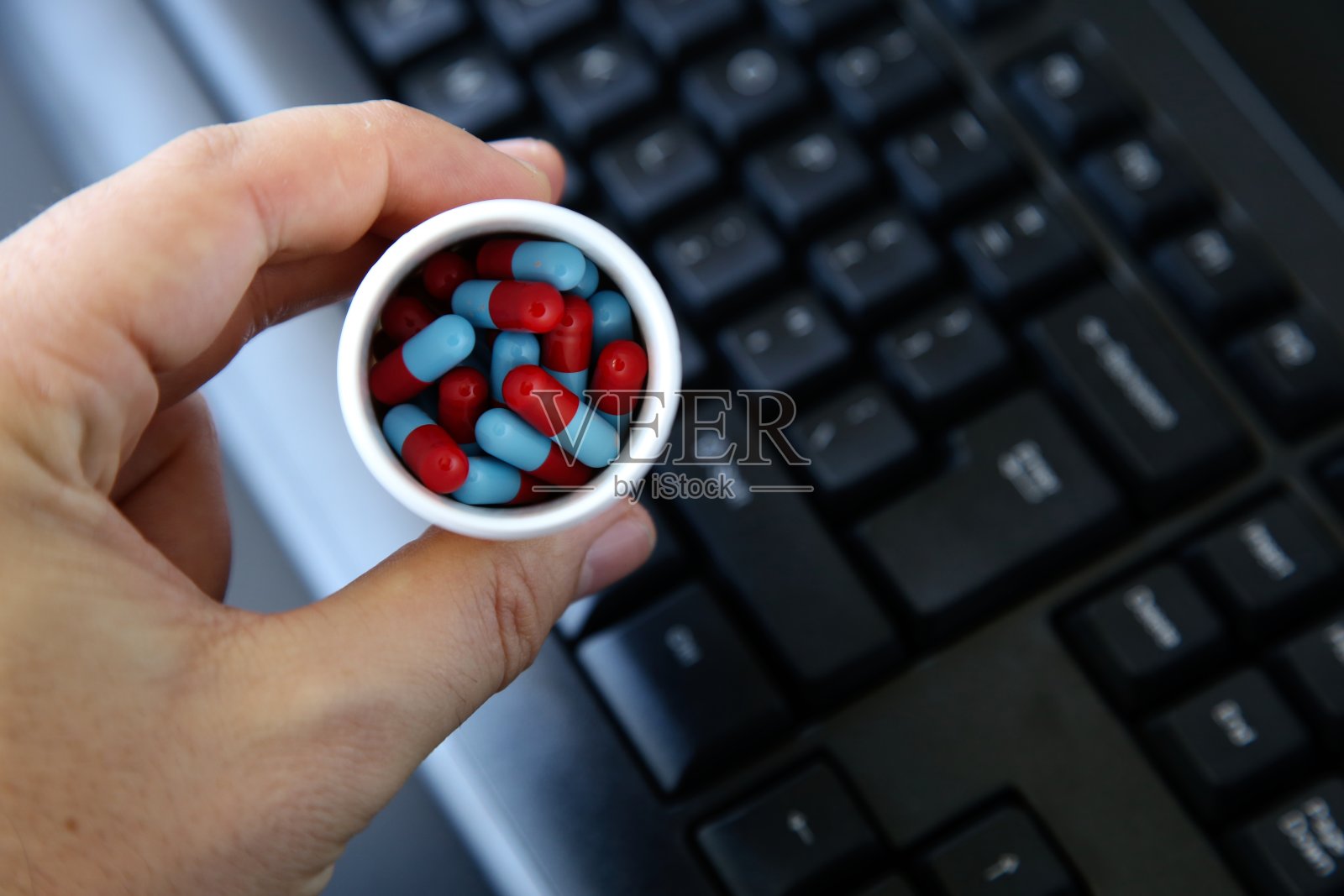 从暗网概念图片上购买非法药物或药物。照片摄影图片