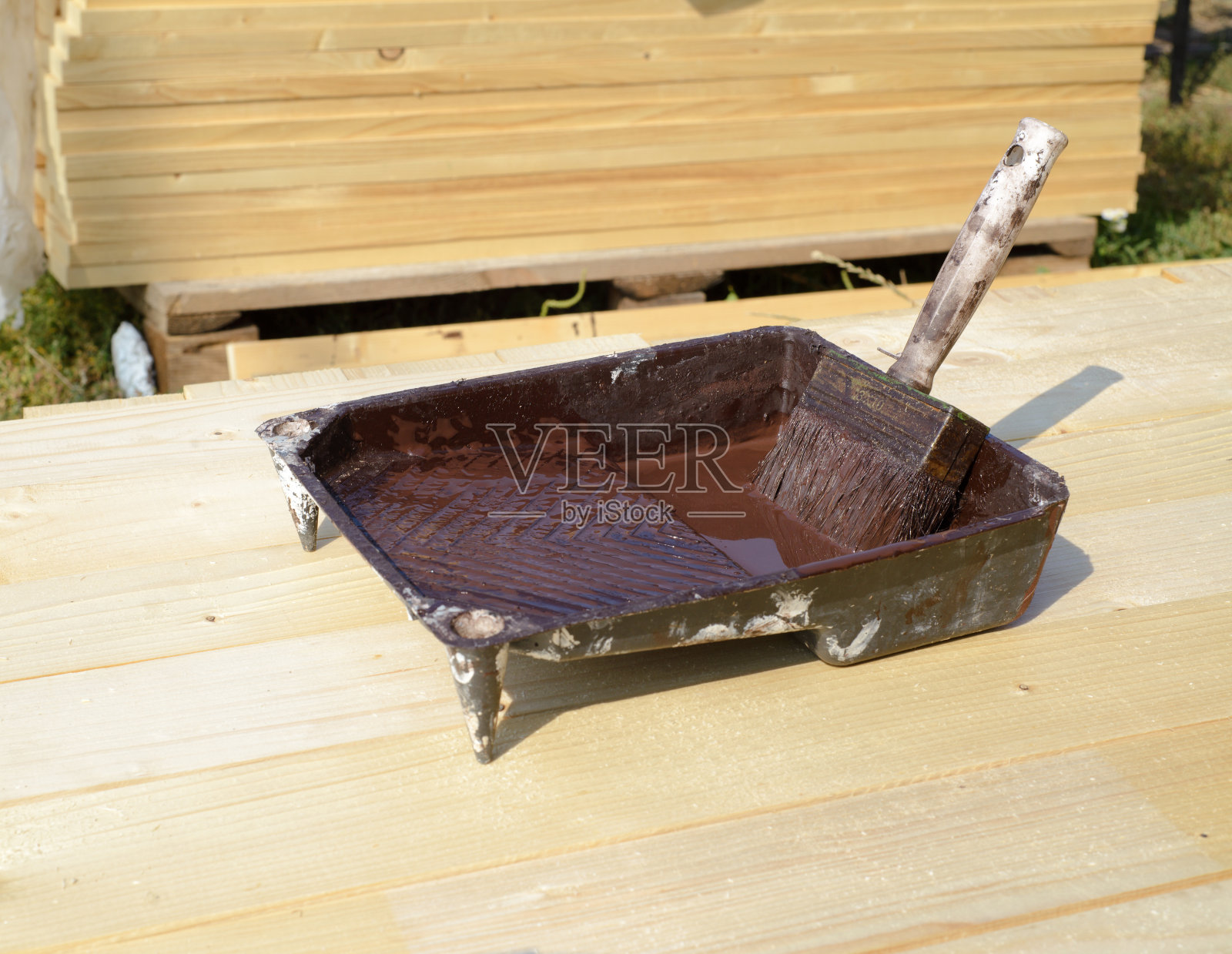 特写画笔和画在木桌上。照片摄影图片