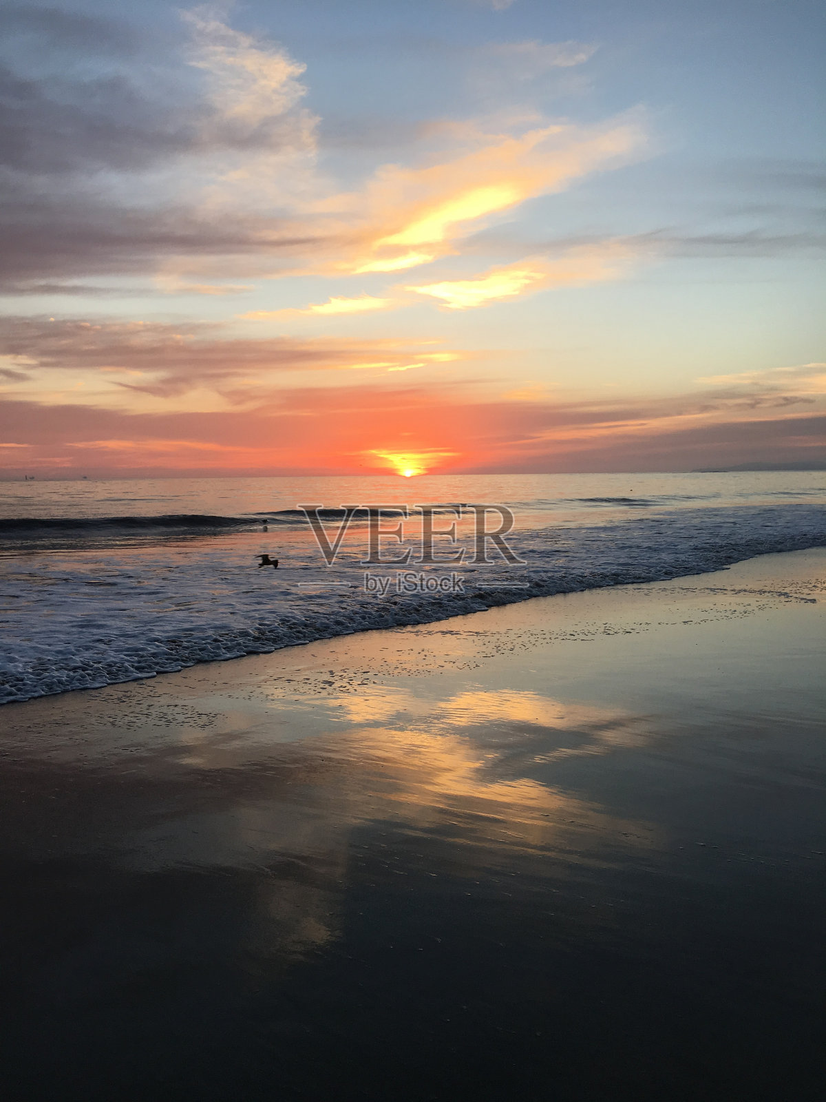 戏剧性的天空倒映在沙滩上照片摄影图片