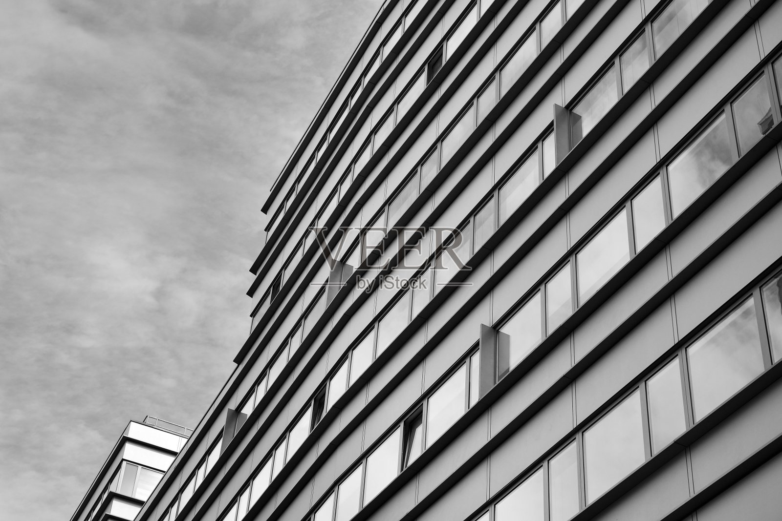 现代办公建筑的墙由钢和玻璃制成。黑色和白色。照片摄影图片