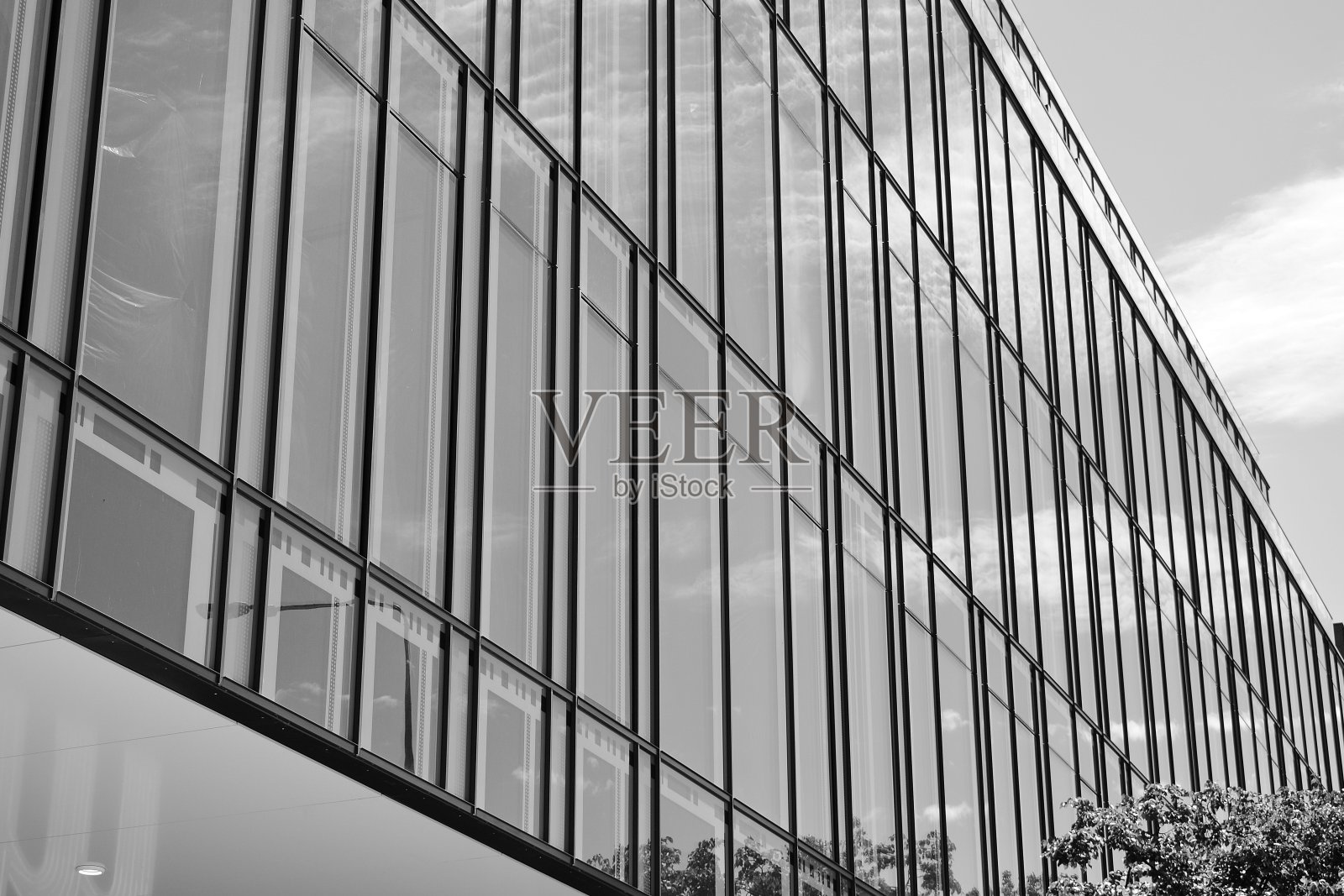 现代办公建筑的墙由钢和玻璃制成。黑色和白色。照片摄影图片