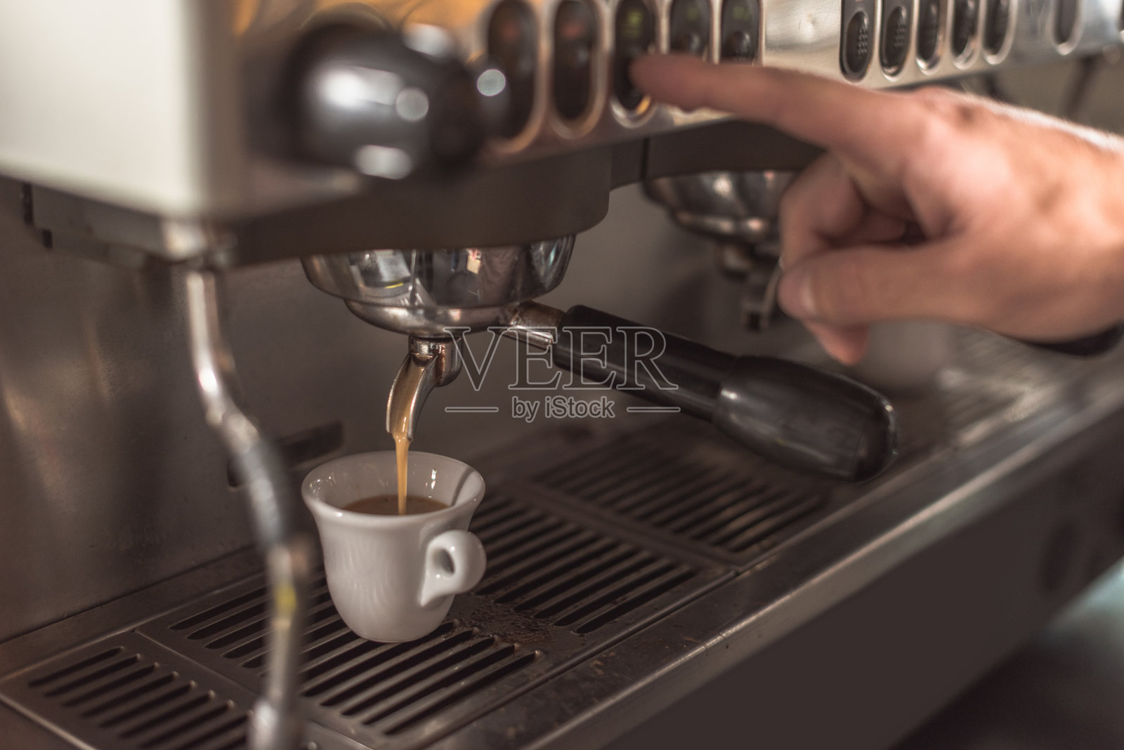 咖啡师在餐厅用咖啡机准备咖啡的镜头照片摄影图片