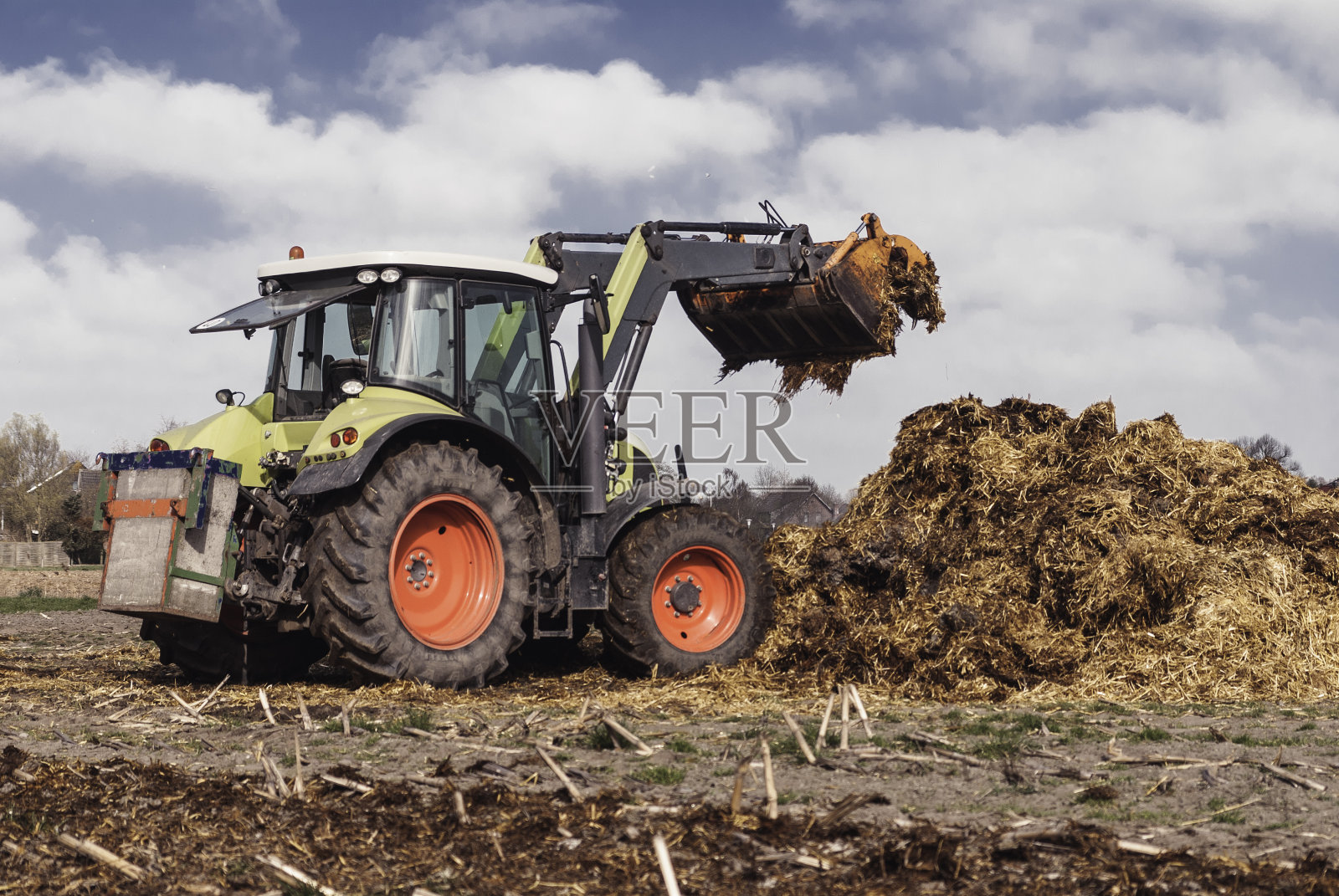 拖拉机、肥料、动物粪便、粪堆照片摄影图片