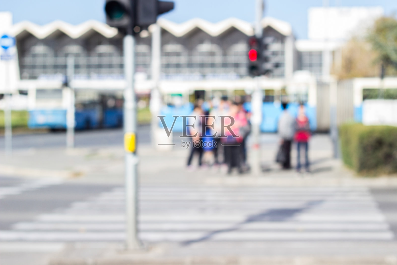 过马路的人照片摄影图片