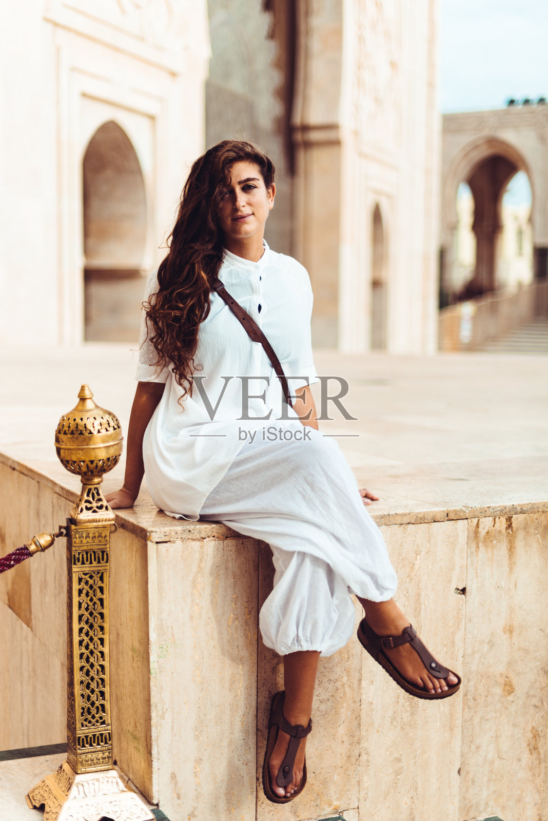 女游客在清真寺卡萨布兰卡-摩洛哥照片摄影图片