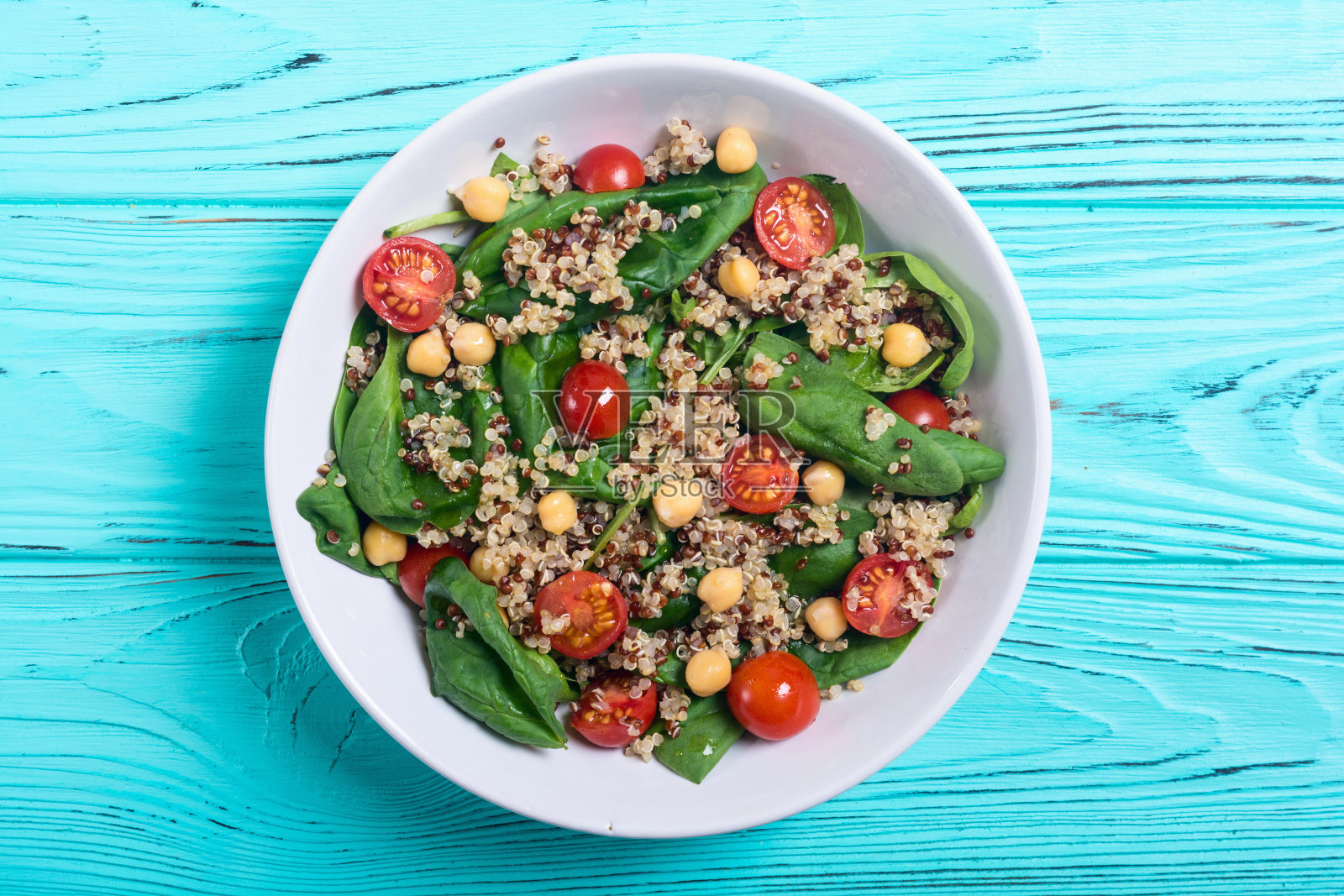 菠菜沙拉配藜麦，西红柿和鹰嘴豆照片摄影图片