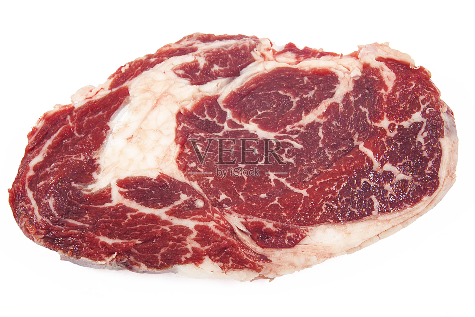 新鲜的生牛排在木制和白色的背景。照片摄影图片