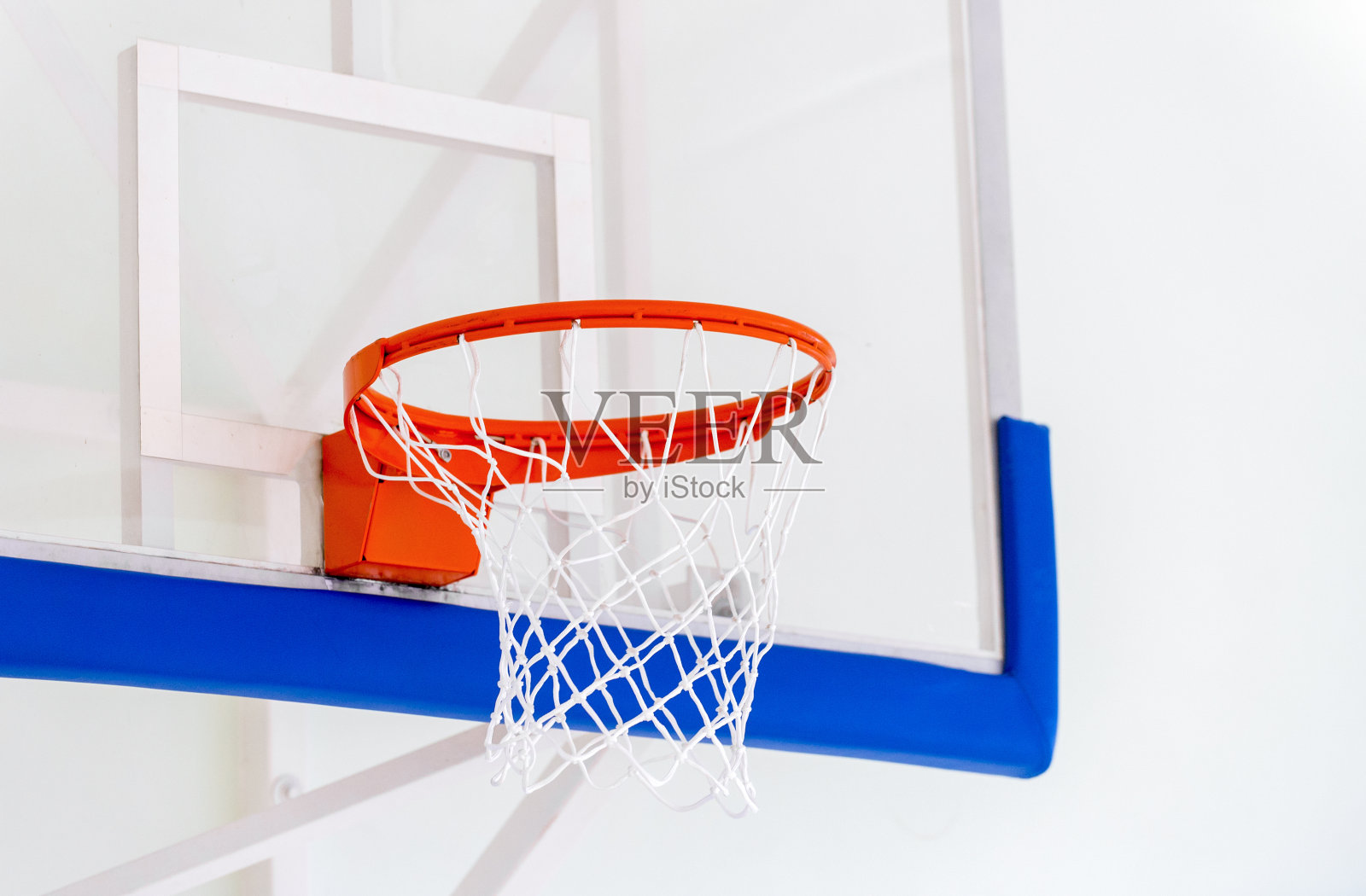 篮球篮筐笼，孤立大背板特写，新户外球场设置，蓝色，红色，橙色，白色背板空白拷贝空间背景照片摄影图片