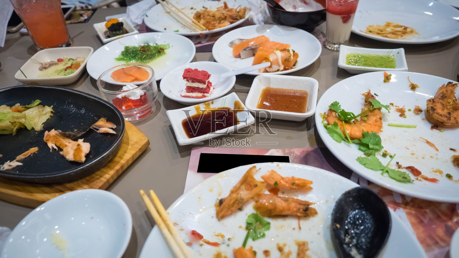 吃完桌上的食物后照片摄影图片