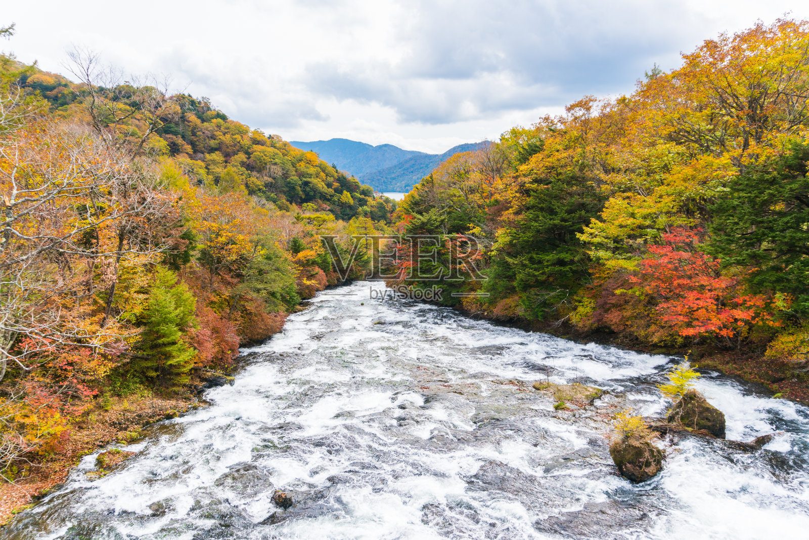 龙津瀑布在秋天日木日本照片摄影图片