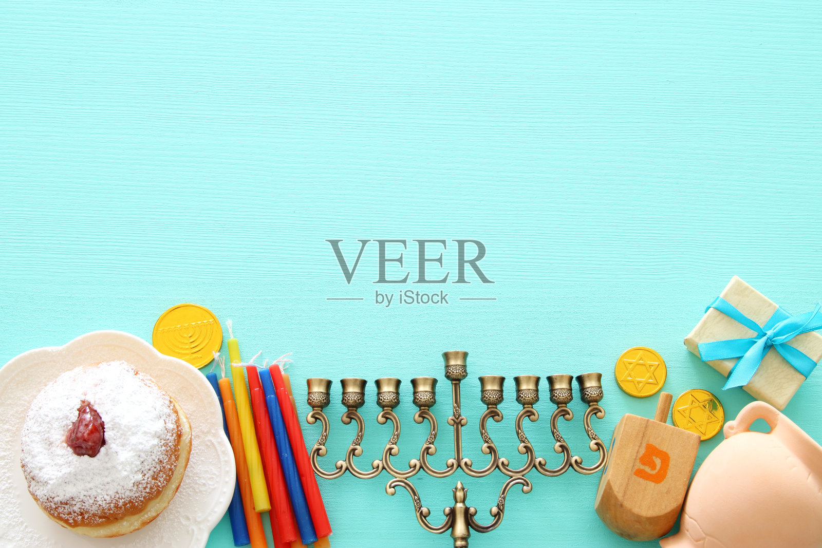 俯视图的犹太节日光明节背景与传统旋转的顶部，烛台(传统的烛台)和蜡烛。照片摄影图片