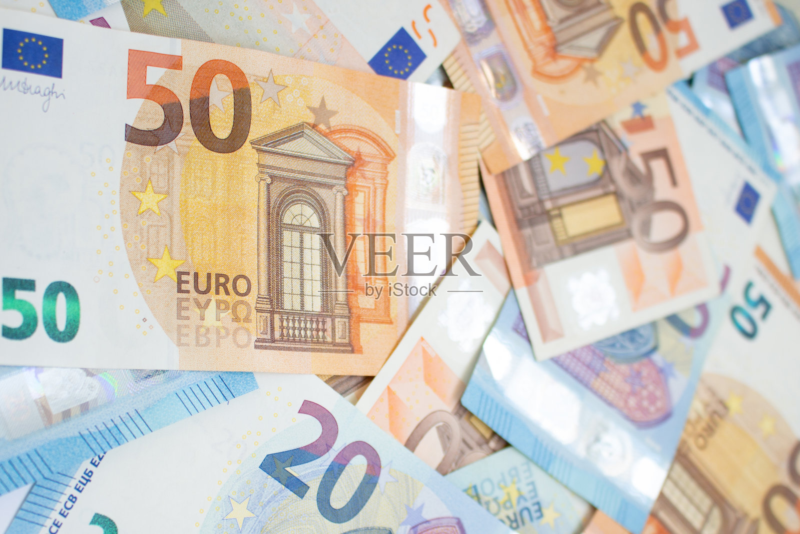 近距离观察欧元钞票。欧盟货币的背景照片摄影图片