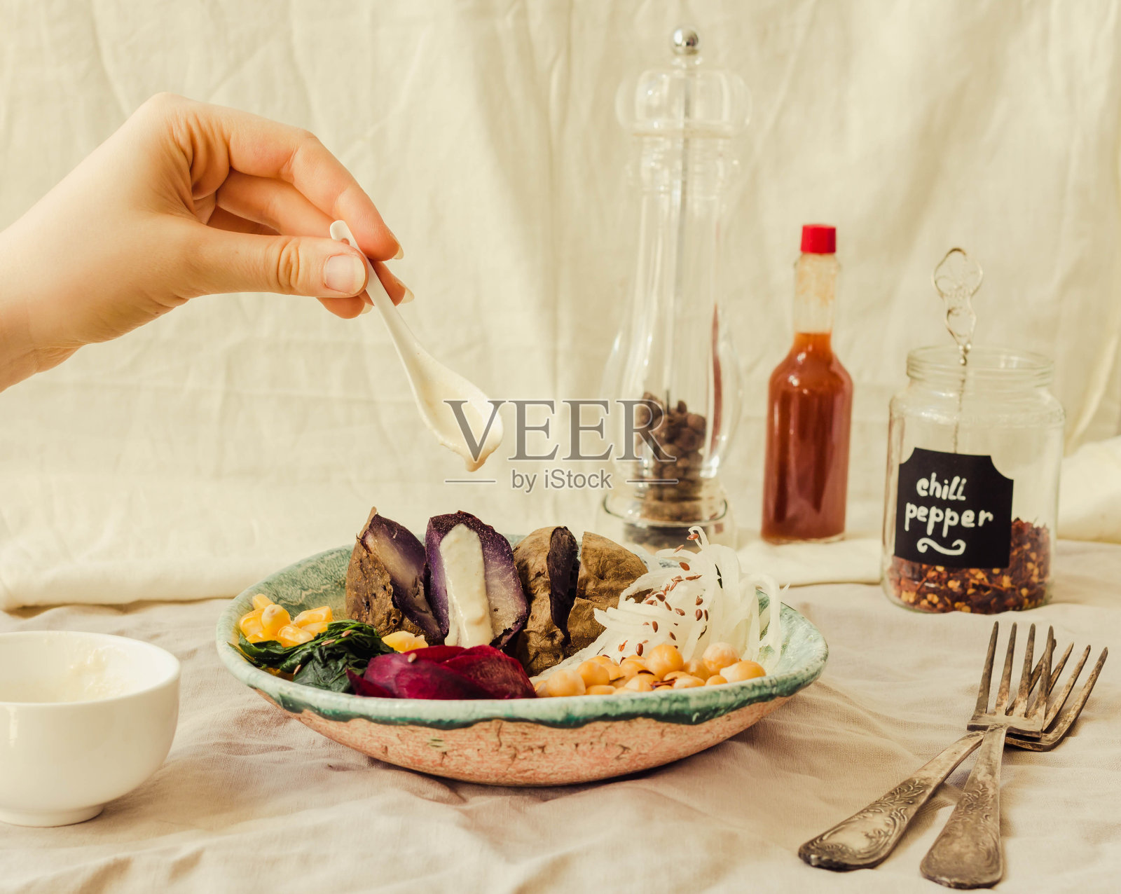 佛碗配烤菠菜，紫薯，玉米，甜菜，鹰嘴豆和生蔬菜。健康均衡的食物理念照片摄影图片