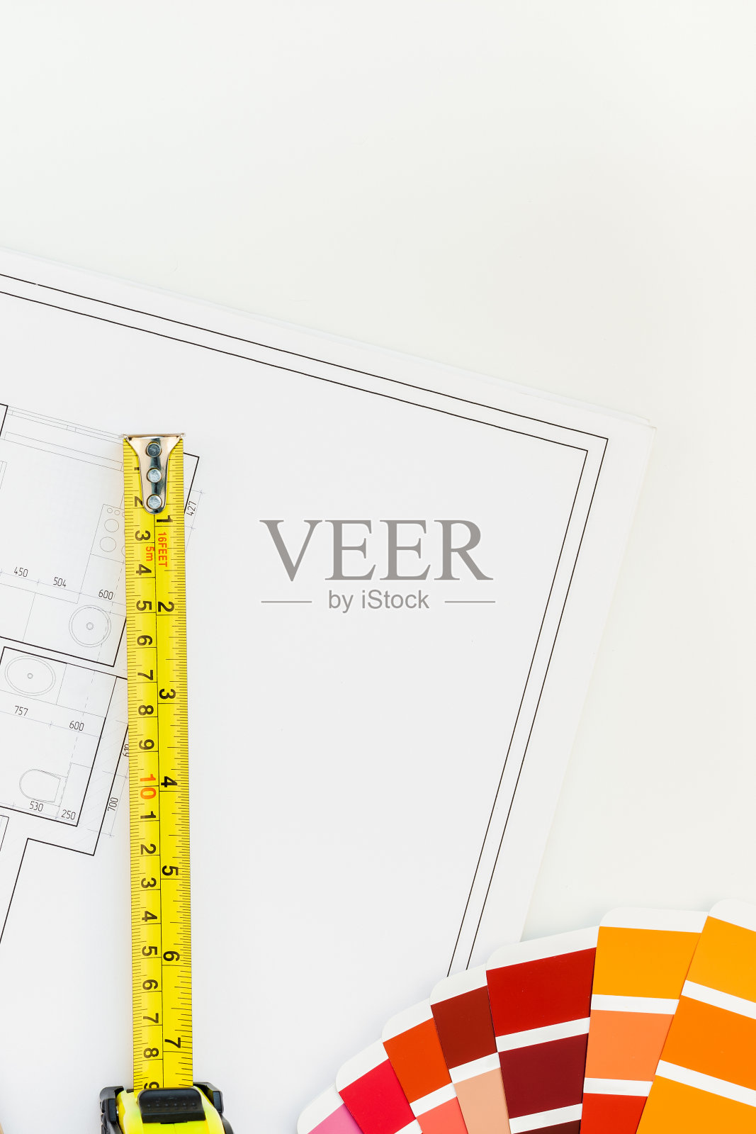 室内设计师桌子工作场所与房子的计划照片摄影图片