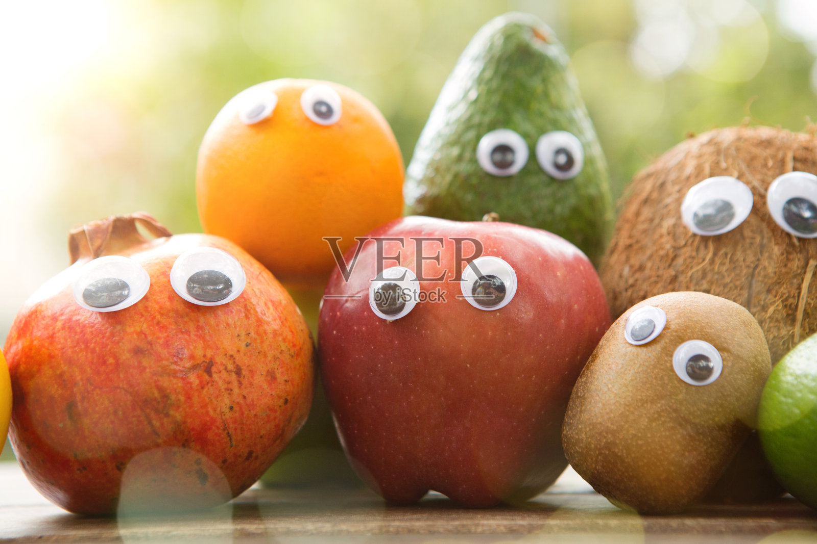 一组有趣的带眼睛的新鲜水果。照片摄影图片