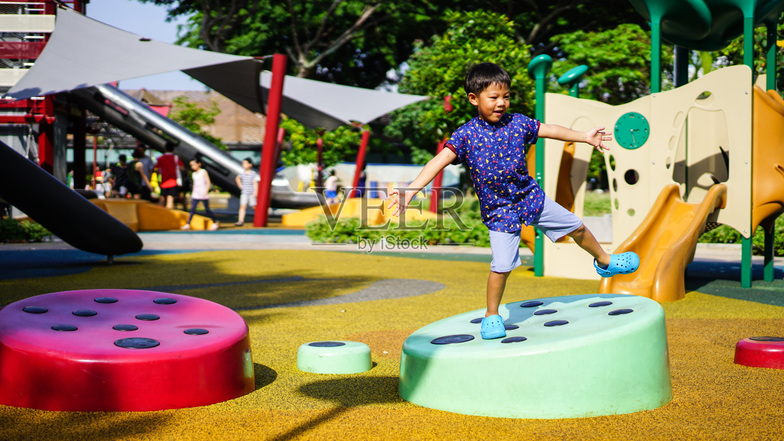 阳光下的户外活动非常有趣照片摄影图片