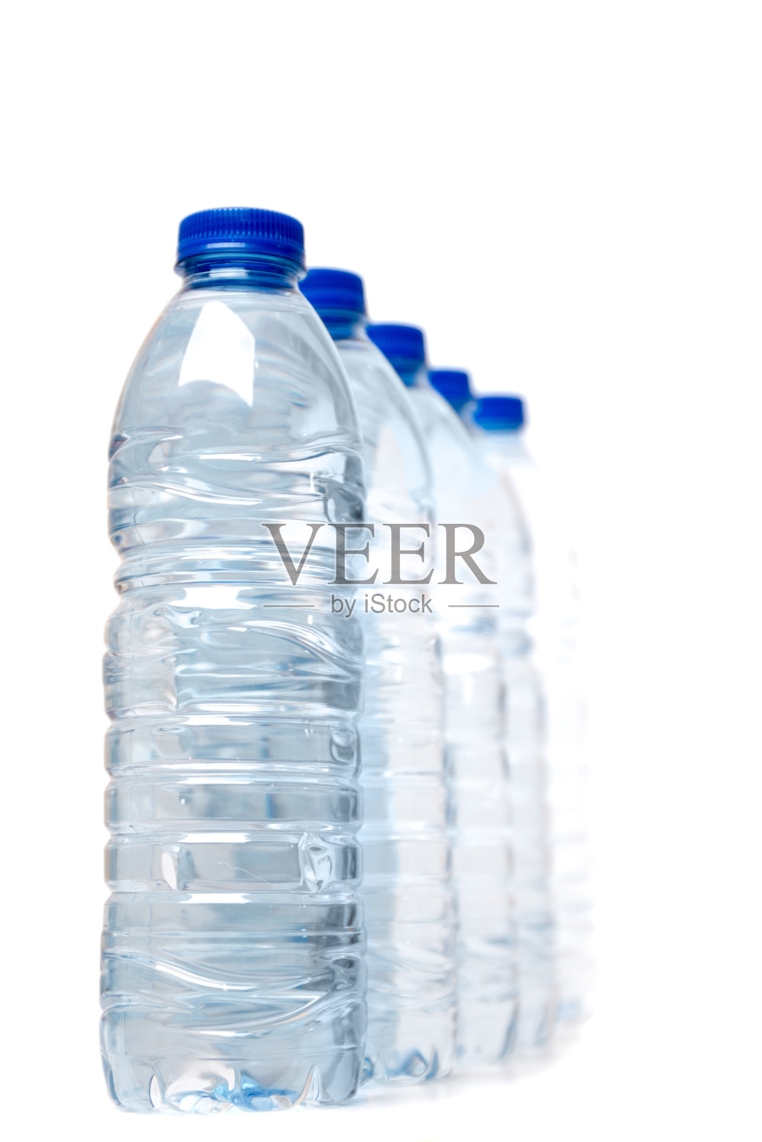 一排孤立在白色背景上的塑料水瓶。照片摄影图片