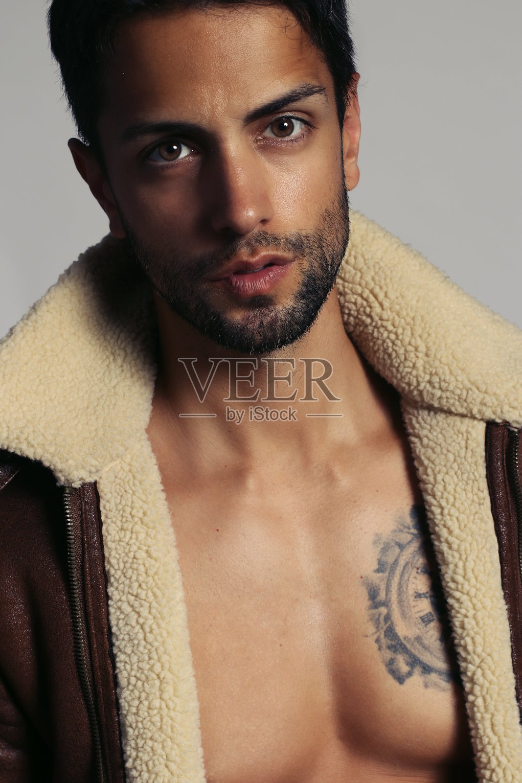 英俊的年轻和健康的男人与开放的夹克摆姿势照片摄影图片