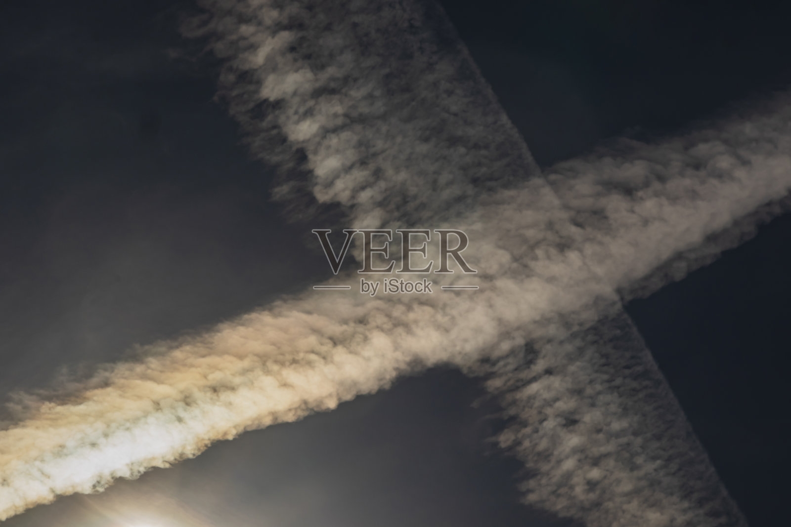 蓝天和飞机在航线上照片摄影图片