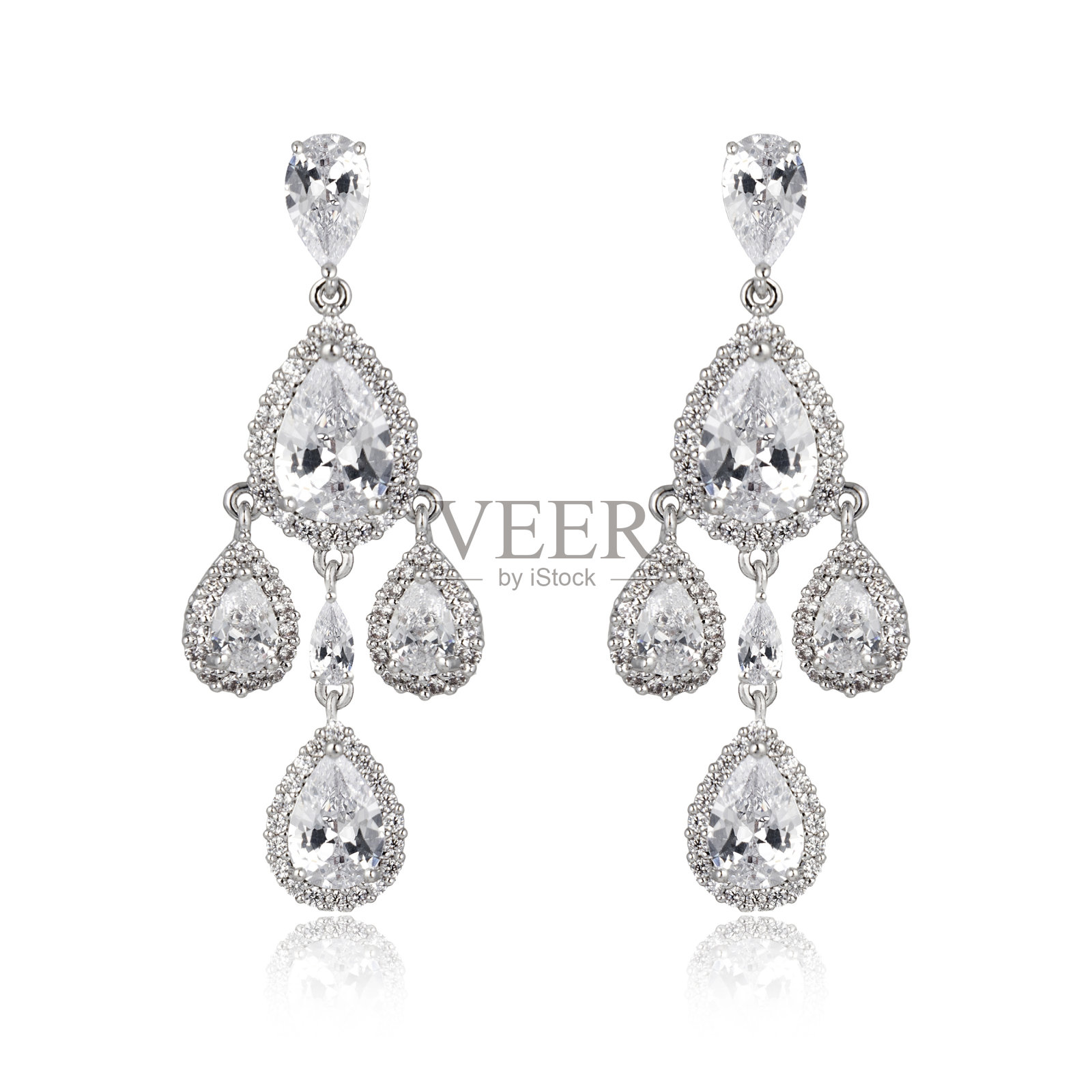 一对银色钻石耳环孤立在白色背景照片摄影图片