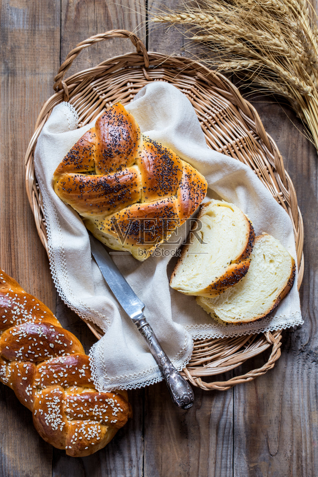 木制背景上的传统犹太白面包照片摄影图片