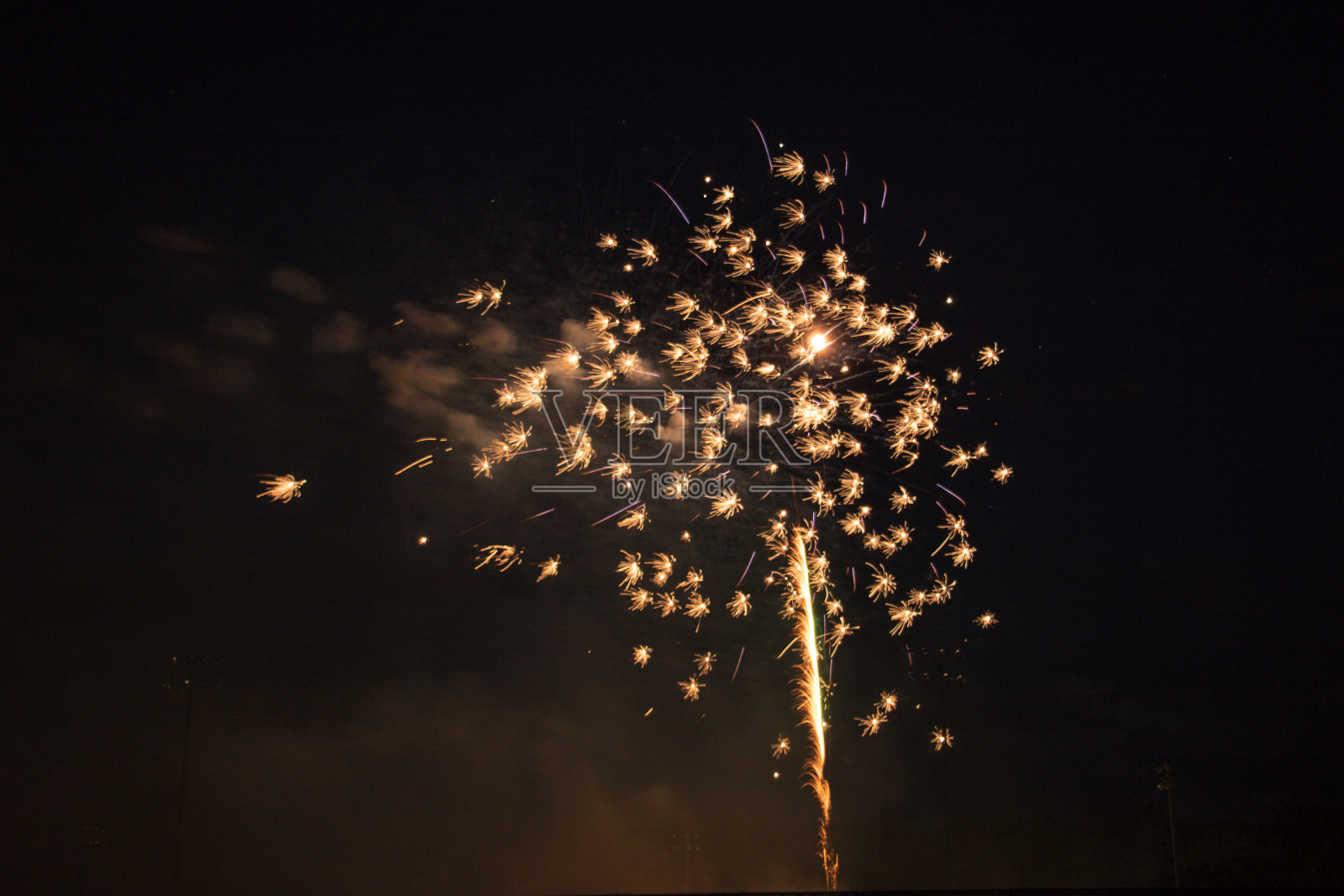 美丽的烟花表演在当地公园:惊人的爆炸的光在晚上:加拿大安大略省照片摄影图片