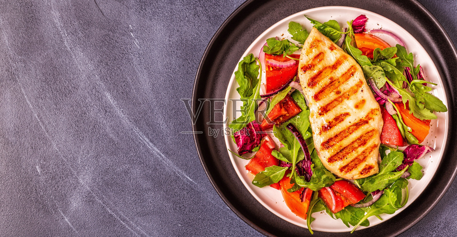 鸡胸肉配新鲜沙拉照片摄影图片