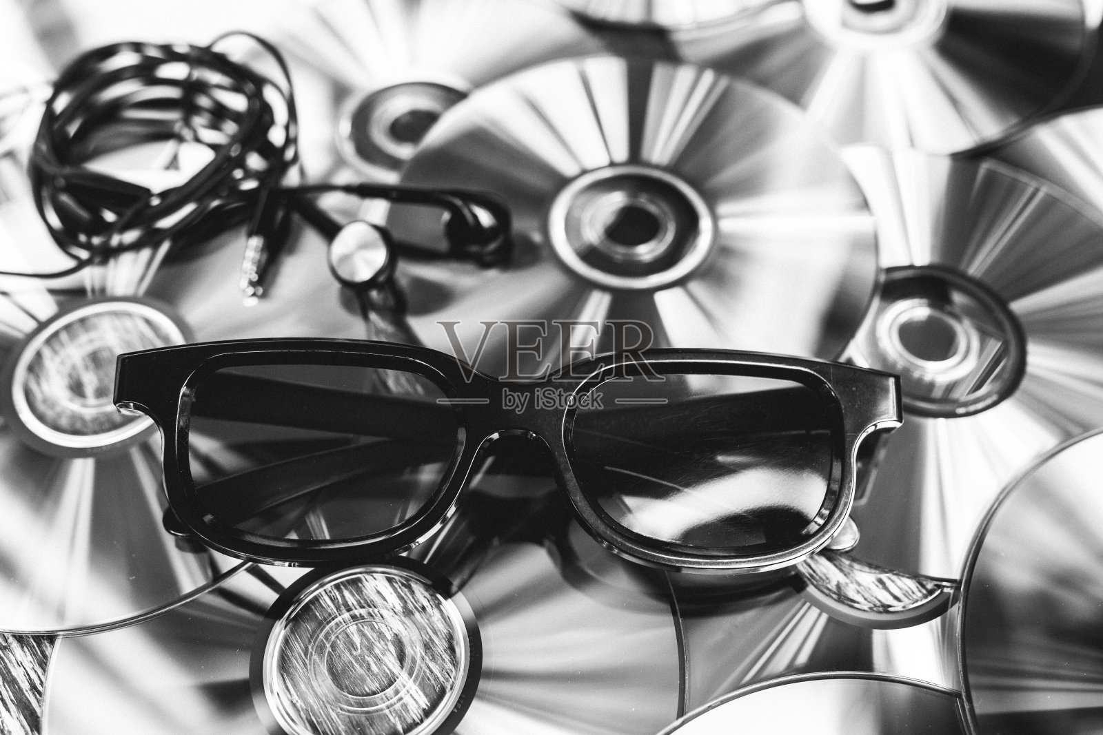 许多CD光盘上都有眼镜。全息颜色。现代科技的照片。数字的动机。照片摄影图片