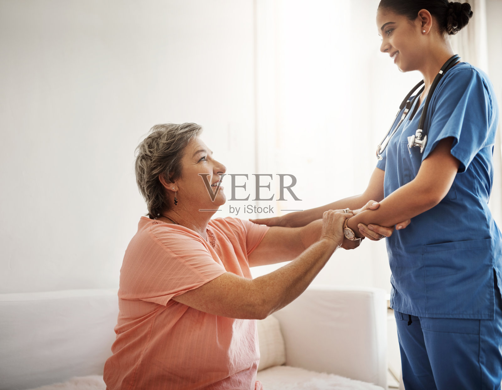 她是个好帮手照片摄影图片