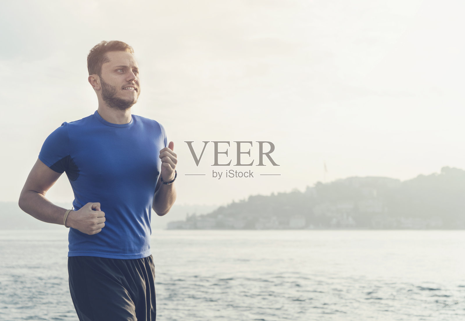 在海边跑步照片摄影图片