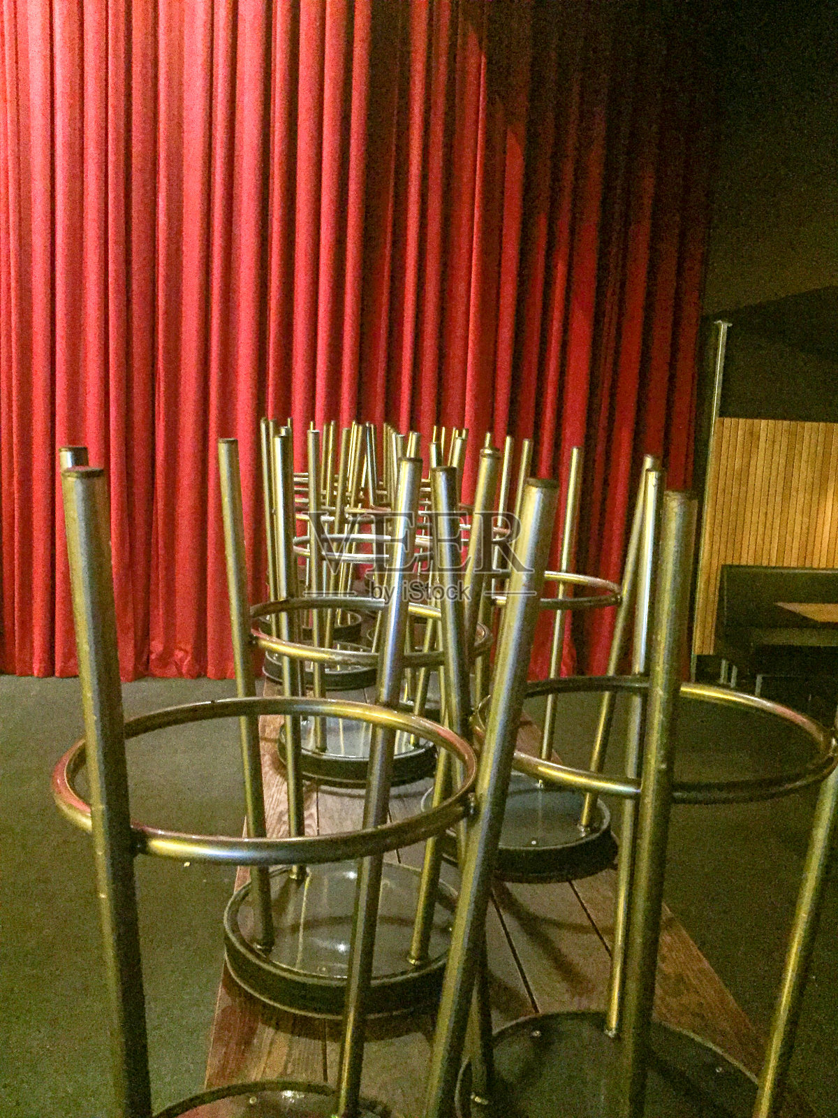 倒置的桌子照片摄影图片