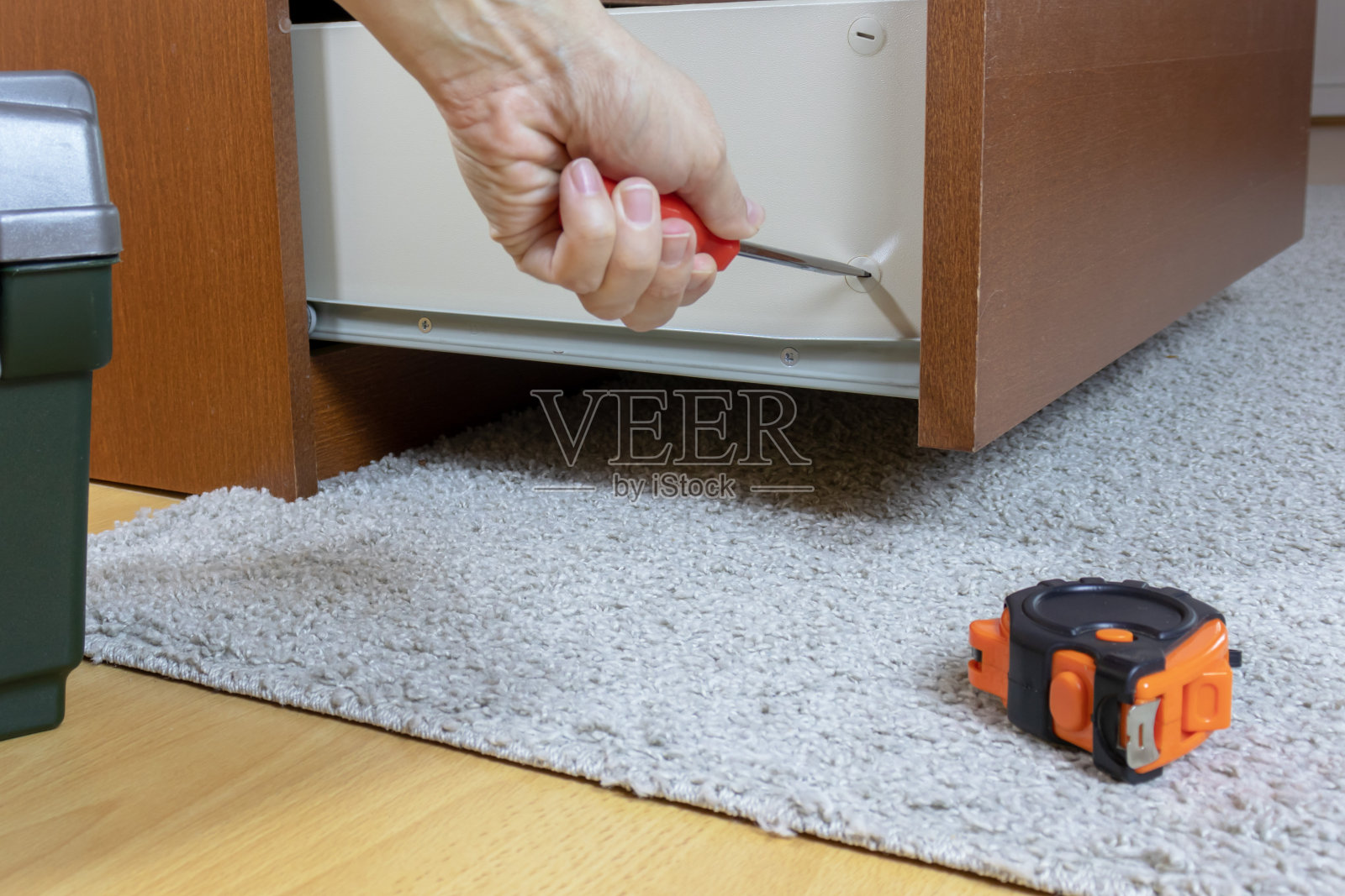 裁剪女手用螺丝刀，家具组装照片摄影图片