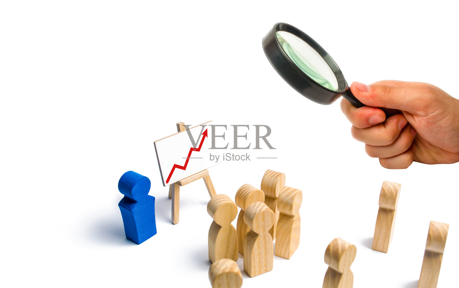 领导者站在一个红色向上的箭头的图表附近，对一群人讲话。企业领导理念与领导素质、人群管理、政治辩论照片摄影图片