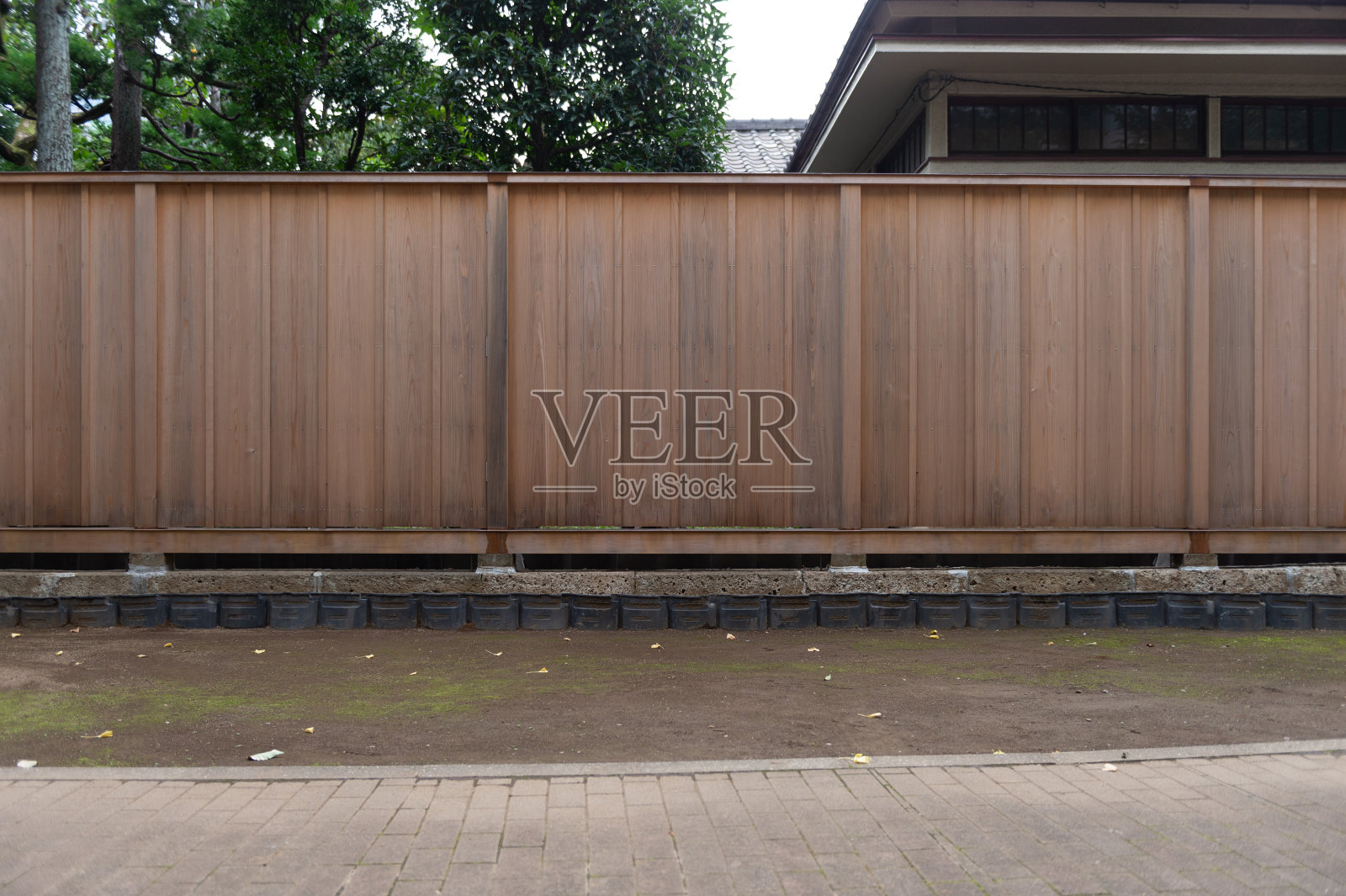 街道墙背景，工业背景，空荡荡的垃圾城市街道与仓库砖墙照片摄影图片