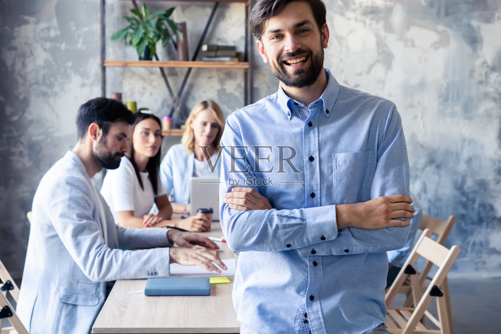 快乐聪明的商人和团队成员在后台讨论。照片摄影图片