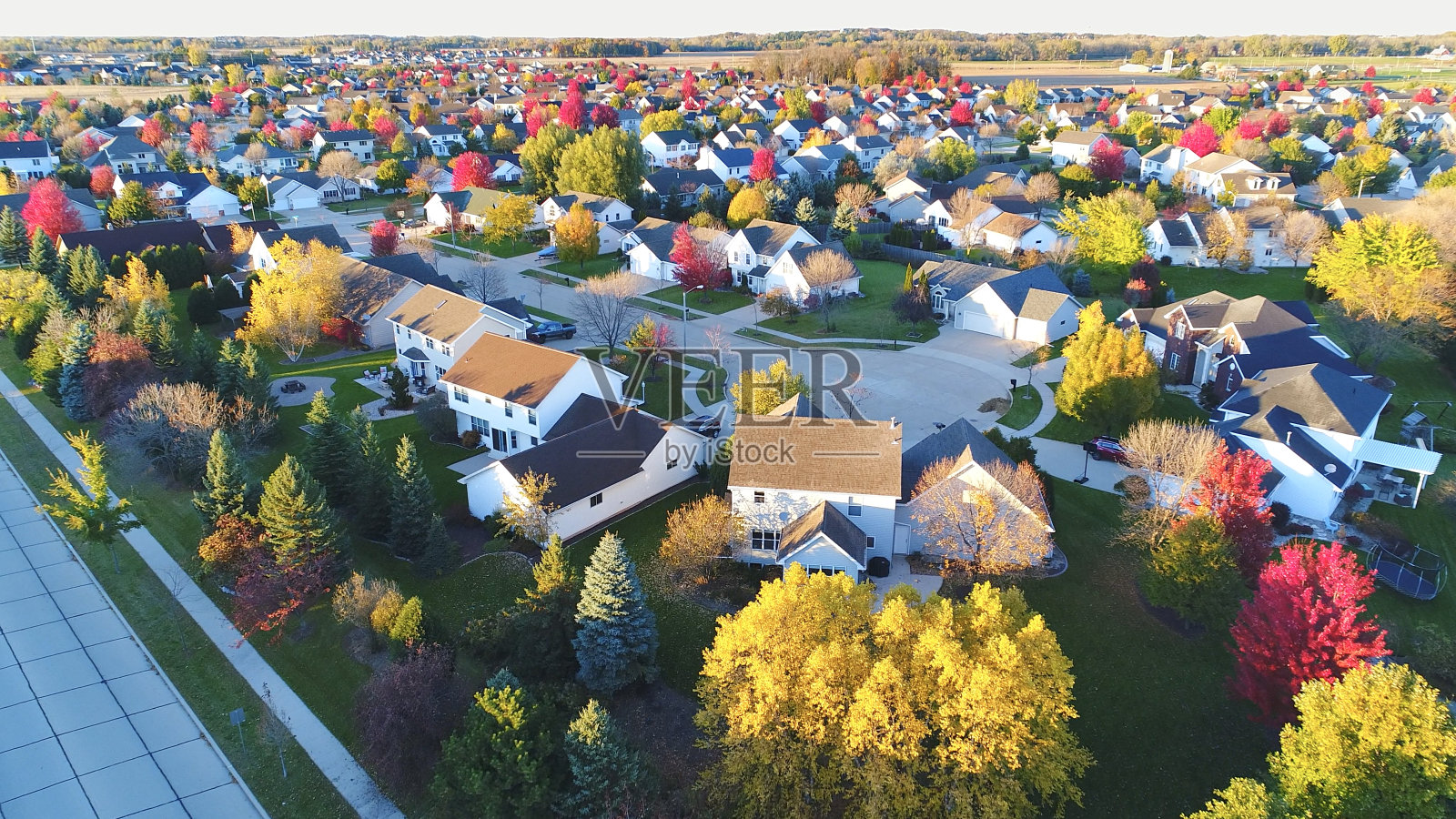 令人惊叹的鸟瞰田园诗般的秋天街区。照片摄影图片