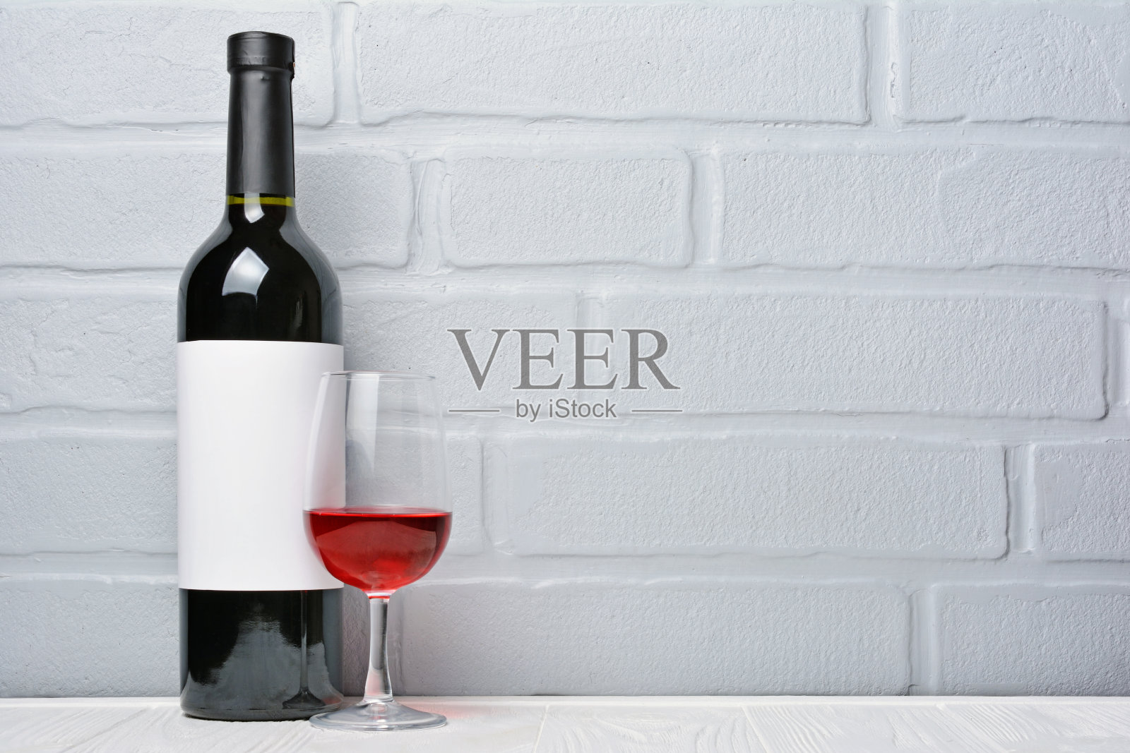 带有空标签的红酒瓶子和用来品尝的玻璃照片摄影图片