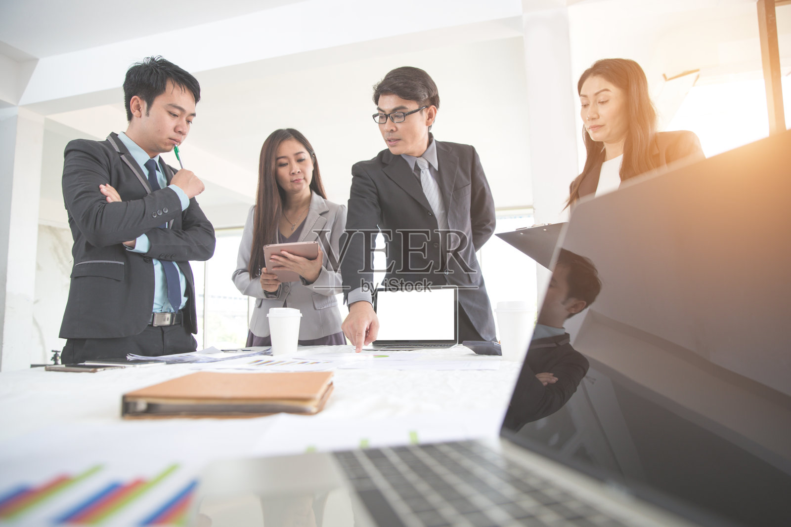 商务人士开会讨论，用图表和展示成功的结果作为背景(成功和成就的概念)照片摄影图片
